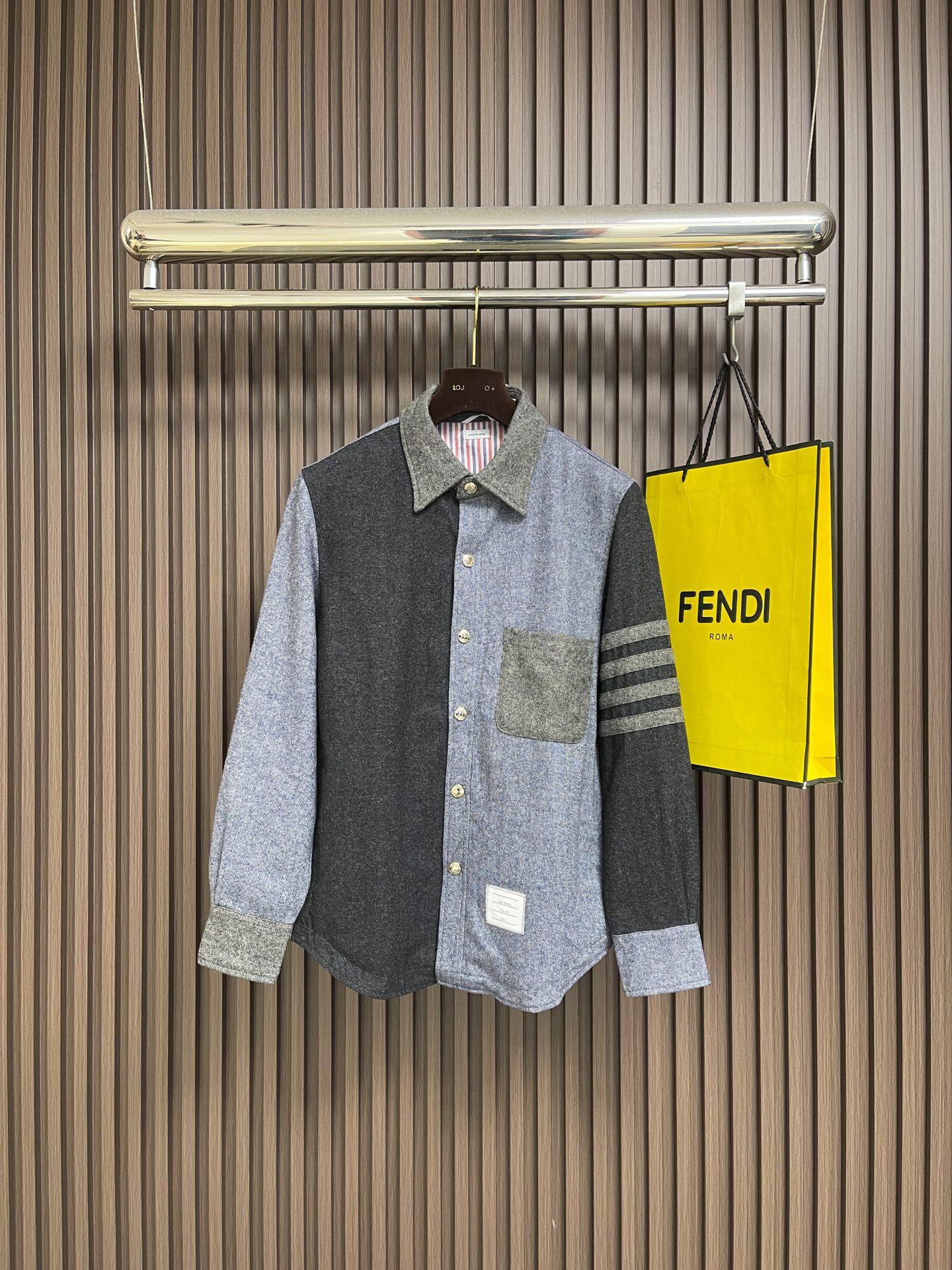 NO:726827,Support after-sales Thom Browne TB patchwork long-sleeved shirt in contrasting colors. The fabric is made of customer-supplied materials. The custom-woven webbing is made of polyester fiber. The ready-made garment is made of 18 pieces, which is very labor-intensive. Sizes 1-2-3-4,, shirts,19860909支持年后售后 Thom Browne TB 拼接撞色长袖衬衫,面料采用客供材质,织带定织采用聚酯纤维材质,成衣由18个裁片拼接而成,非常费工时.尺码1-2-3-4,,shirts,,Men's clothing