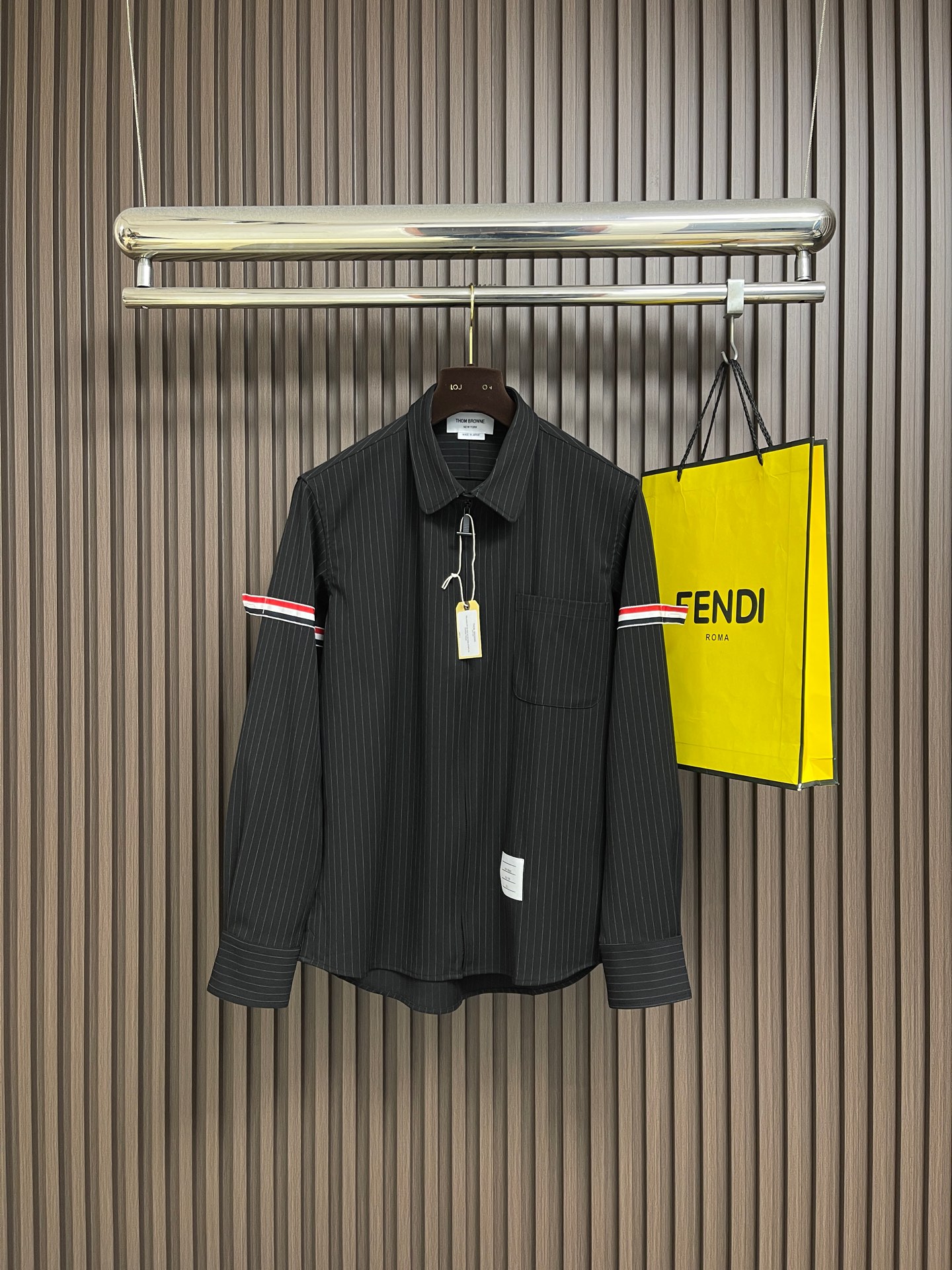 NO:726824,Support after-sales service ThomBrowne TB double armband striped shirt jacket, classic double-arm webbing design, slightly elastic wool-blend fabric, comfortable and soft upper body, custom white mother-of-pearl buttons on cuffs, collar, sleeve arms, custom T-shaped letter zipper, same for men and women. Size 1-2-3-4,,thom browne,jackets & coats,19860909支持年后售后 ThomBrowne汤姆布朗 TB 双袖标条纹衬衣外套,经典双臂织带设计 微弹含羊毛混纺面料 上身舒适柔软 袖口、领口、袖臂定制白贝母纽扣,定制T型字母拉链男女同款.尺码1-2-3-4,,thom browne,jackets & coats,,Men's clothing