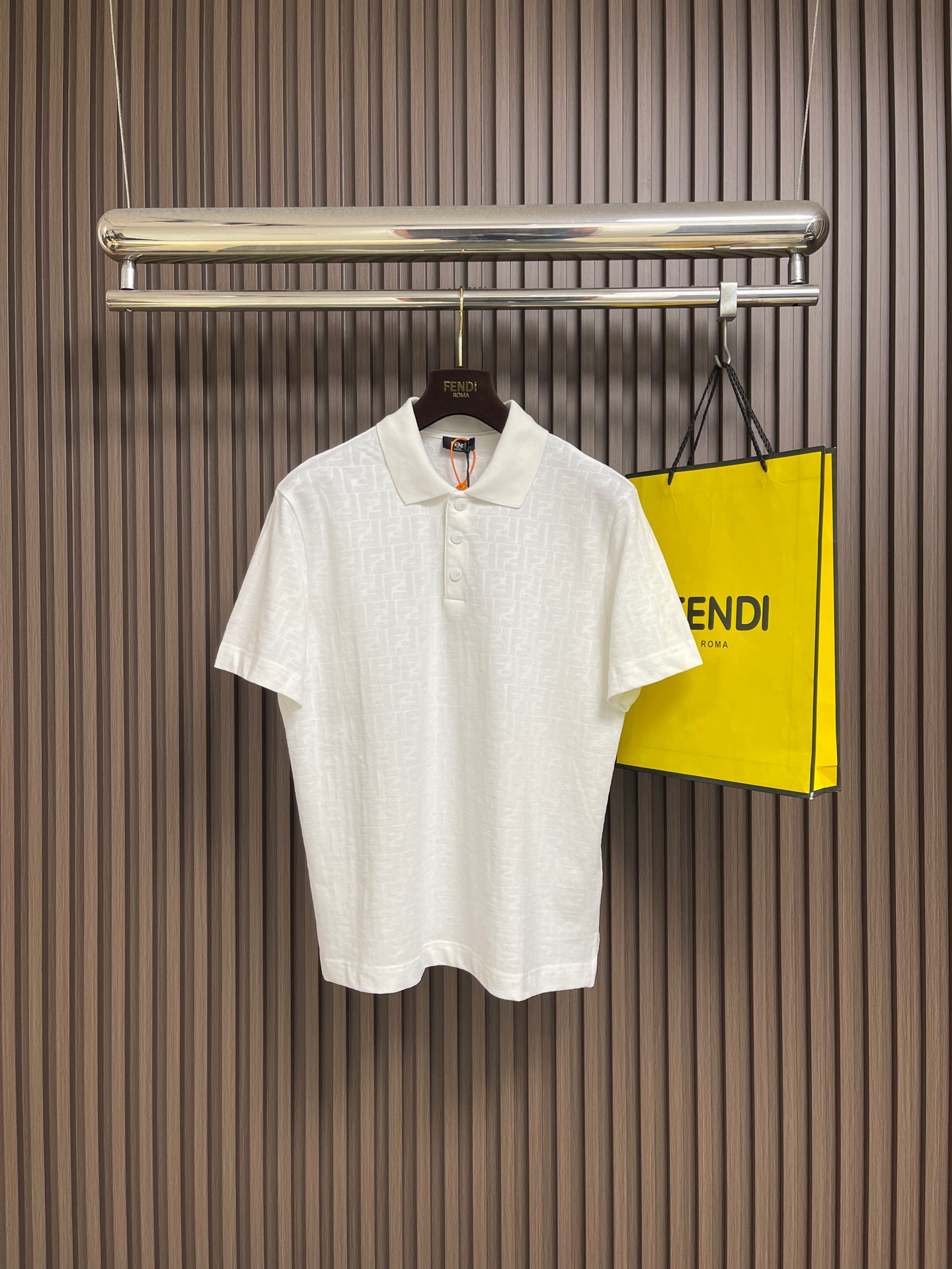 NO:730516,Support after-sales service in the year. Fendi FF jacquard short-sleeved Polo shirt, customized Yunrou double-woven FF jacquard Xuanzhu cotton. It feels soft and comfortable against the skin. Use minimalist white to hide an invisible luxury. Decorated with the full-width FF logo in matching colors. It makes the sense of luxury looming and becomes a visual code that only those who understand can decipher. Use buttons as the key to unlock low-key luxury. Every gesture reveals quiet nobility. Double F letter jacquard  By changing the interweaving method of yarns during the weaving process, a double F letter pattern is formed. The accuracy of the pattern is ensured by multiple custom weaving and dyeing reduction colors. The infrared positioning cutting machine uses an infrared transmitter and an infrared receiver to achieve precise positioning of the material. The accuracy can reach the micron level, thereby meeting the effect of high-precision cutting of alignment strips. The fabrics have been washed, have a better hand feel, are not easy to deform, and are not easy to shrink.  It is not easy to fade and maintains long-term beauty. The overall wiring is straight and delicate, the fabric is comfortable and soft, and the color is consistent without color difference. It can be matched with the same style to create a fashionable look and control various occasions. Customized accessories, complete with three standards, same style for men and women!  Size S-XL S size bust 105 shoulder width 43 length 68.5 M size bust 109 shoulder width 45 length 70 L size bust 113 shoulder width 47 length 71.5 XL size bust 117 shoulder width 49 length 73,,fendi,T-shirt,19860909支持年后售后 Fendi FF提花短袖Polo衫,定制云柔双织FF提花玄珠棉 手感柔软 舒适贴肤 用极简白藏一场看不见的奢华 饰有全幅匹配色彩的全幅FF标志 让高级感在若隐若现中 成为懂的人才能破译的视觉暗号 以纽扣为钥 解锁低调奢华 举手投足间流露不动声色的贵气.双F字母提花 通过在织布过程中改变纱线的交织方式 形成双F字母图案 通过多次定织定染还原色光确保图案的精确度.红外线定位裁床 通过红外发射器和红外接收器来实现对材料的精准定位 精度可达到微米级别 从而满足对位对条高精度裁剪的效果,面料都经过浇洗 手感质感更佳 不易变形 不易缩水 不易褪色保持长久的美观.整体走线平直细腻,面料舒适柔软,颜色一致无色差 能与同款搭配营造时尚造型,驾驭各种场合,定制辅料,三标齐全,男女同款！尺码S-XL S码 胸围105 肩宽43 衣长68.5 M码 胸围109 肩宽45衣长70 L码 胸围113 肩宽47衣长71.5 XL码 胸围117 肩宽49衣长73,,fendi,T-shirt,,Men's clothing