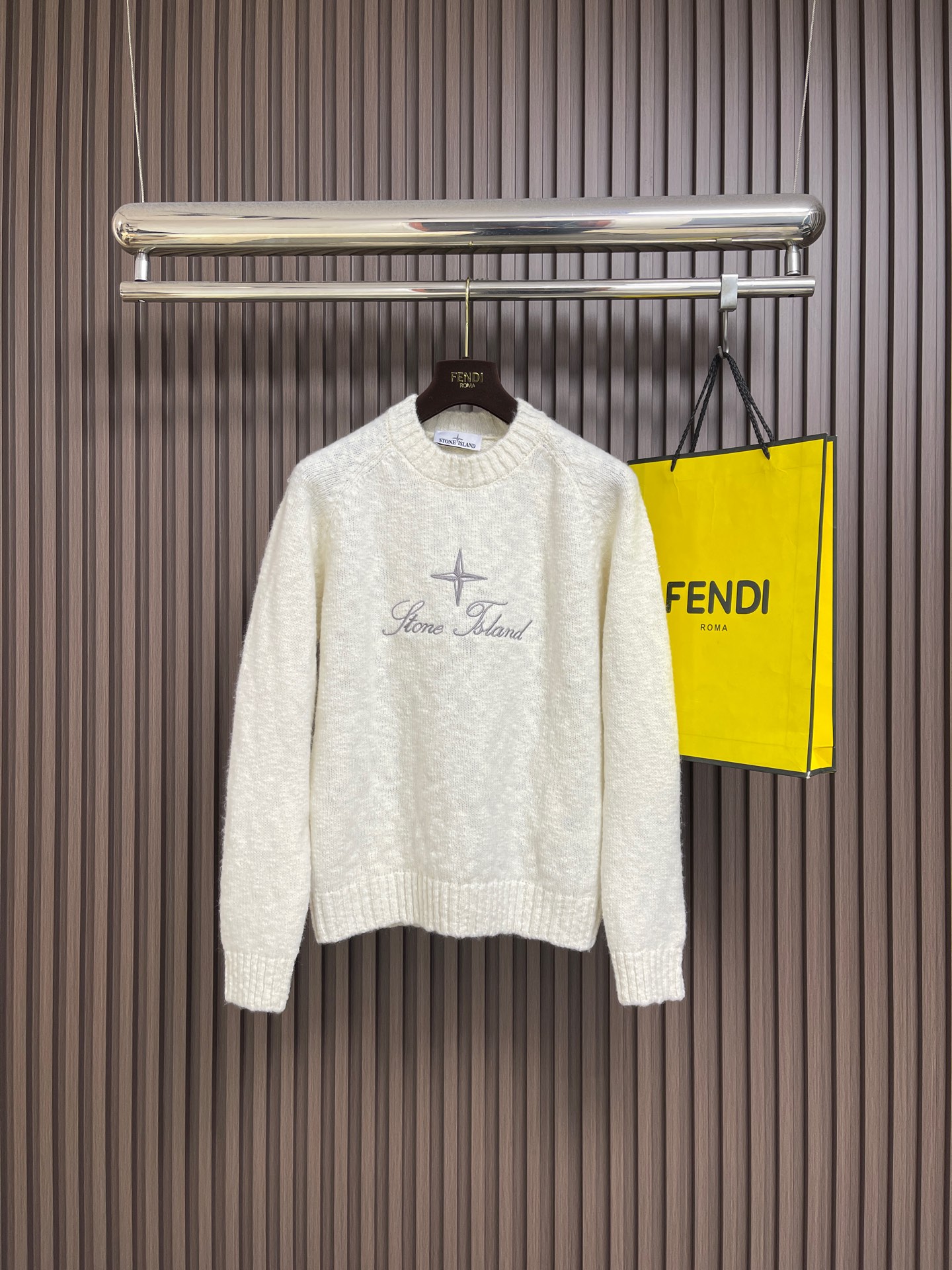 NO:730497,Support after-sales service STONE ISLAND  The Stone Island embroidered logo round-neck knitted sweater is made of imported blended wool fabric with a soft and thick texture. It has good warmth retention and breathability, ensuring the quality and comfort of the sweater. The neckline adopts a classic round-neck design, and the ribbing process makes it less likely to loosen and deform. It fits the neck line while creating a simple outfit.  Basics; the brand letters and star-shaped embroidered logo on the front of the garment adopt three-dimensional embroidery technology. The pattern is clear and solid and will not fall off easily. It becomes the visual focus and highlights the brand recognition; the overall style is loose and casual, tolerant and can be controlled by various body shapes, and can be worn inside or on its own. Sizes S-XL,,sweaters,19860909支持年后售后 STONE ISLAND 石头岛刺绣徽标圆领针织毛衣,采用进口混纺羊毛面料,质地柔软厚实,穿着兼具良好的保暖性与透气性,保证了针织衫的品质与穿着舒适度；领口采用经典圆领设计,罗纹收边工艺使其不易松垮变形,贴合颈部线条的同时打造简约的穿搭基础；衣身正面的品牌字母与星形刺绣徽标,采用立体刺绣工艺,图案清晰立体且牢固不易脱落,成为视觉焦点的同时彰显品牌辨识度；整体版型宽松休闲,包容性强各类身形能驾驭,可内搭也可单穿.尺码S-XL,,sweaters,,Men's clothing