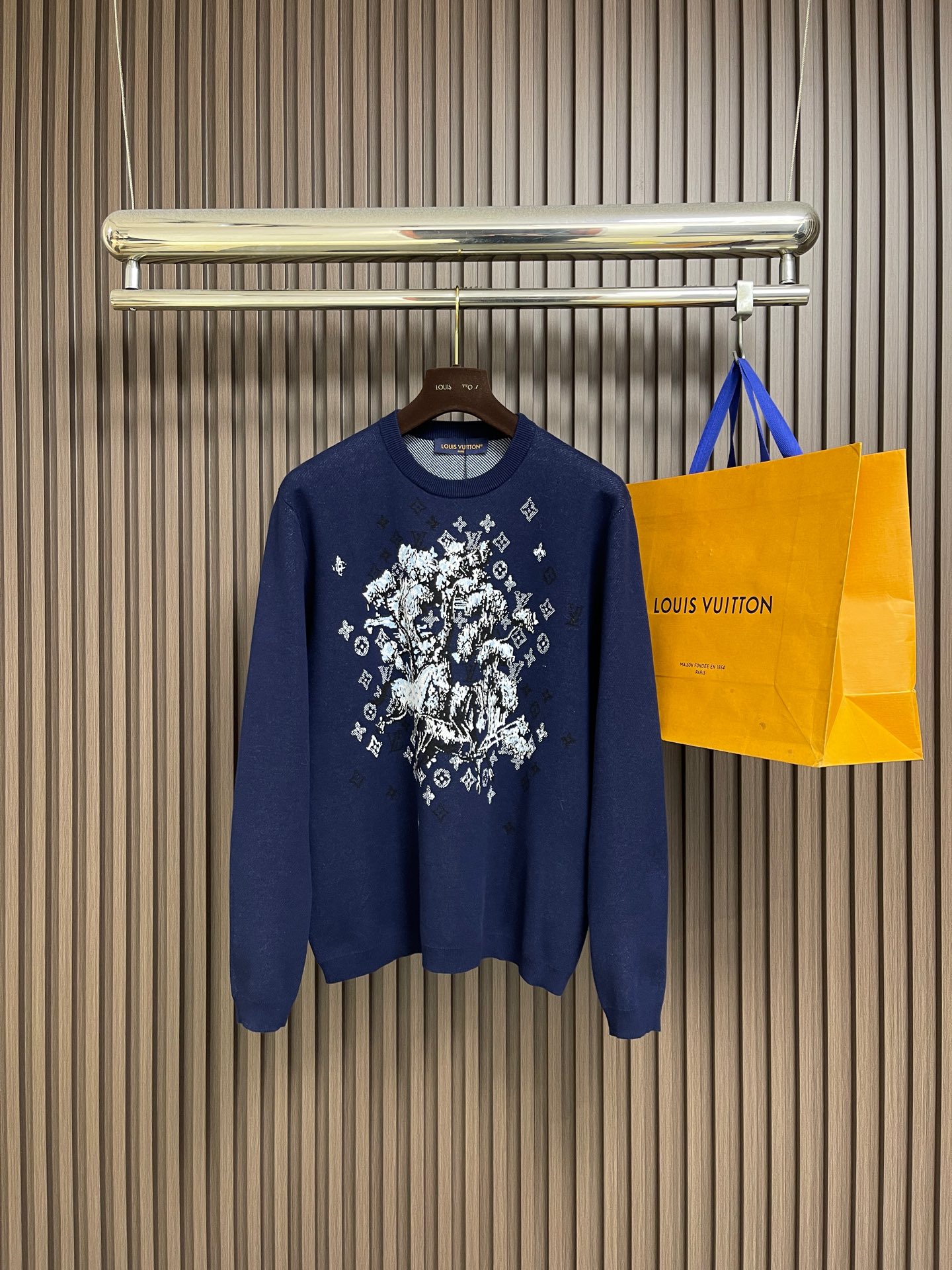 NO:730484,Support after-sales LV Year of the Horse limited intarsia letter jacquard knitted sweater, this LOUIS  VUITTON's navy blue round-neck sweater is made of high-quality wool blended yarn. It is soft and skin-friendly after pre-shrunk treatment. It has good breathability and warmth, is not easy to pill, deform, and fade. The navy color is calm and rich in texture. Body  The central plant and flower pattern is woven using intarsia jacquard technology, and the texture is three-dimensional and full. It is matched with the brand's classic Monogram logo surrounding it. It presents delicate layers through yarn-dyed technology, and the visual effect is exquisite and recognizable. The classic round neck uses double needle stitching.  Solid edges, durable and not easy to loosen. The cuffs and hem are ribbed in the same color. The elasticity is moderate to fit the body shape. The overall shape is a loose fit. The shoulders are seamlessly stitched and the lines are straight. The hemming process is exquisite. The customized accessories and brand logo details are complete. It is suitable for daily casual and casual wear.  It is a fashionable item to create a simple and high-end look for various wear scenarios such as light business. The overall wiring is straight and delicate, the fabric is comfortable and soft, and the color is consistent without color difference. It can be matched with the same style to create a fashionable look, and can be used in various occasions. Customized accessories, complete with three standards, the same style for men and women!  Size S-XL S size Bust 108 Shoulder width 46 Length 66 Medium Bust 112 Shoulder width 48 Length 68 L size Bust 116 Shoulder width 50 Length 70 XL Bust 120 Shoulder width 52 Length 72,,louis vuitton,louis vuitton,sweaters,19860909支持年后售后 LV 马年限定嵌花字母提花针织毛衣,这款LOUIS VUITTON藏青色圆领针织衫甄选高品质羊毛混纺纱线打造,经预缩水处理后触感柔软亲肤,兼具良好的透气性与保暖性,不易起球、变形、褪色,藏青色调沉稳大气且富有质感.衣身中央的植物花卉图案采用嵌花提花工艺织造,纹理立体饱满,搭配环绕四周的品牌经典Monogram标识,通过色织工艺呈现细腻层次,视觉效果精致且富有辨识度.经典圆领采用双针加固包边,耐穿不易松垮,袖口与下摆为同色系罗纹收边,弹性适中贴合身形,整体为宽松合身廓形,肩部无缝拼接走线平直,锁边工艺精致,定制辅料与品牌标识细节齐全,适配日常休闲、轻商务等多种穿搭场景,是打造简约高级造型的时尚单品.整体走线平直细腻,面料舒适柔软,颜色一致无色差能与同款搭配营造时尚造型,驾驭各种场合,定制辅料,三标齐全,男女同款！尺码S-XL S码 胸围108 肩宽46 衣长66 M码 胸围112 肩宽48 衣长68 L码 胸围116 肩宽50 衣长70 XL码 胸围120 肩宽52 衣长72,,louis vuitton,louis vuitton,sweaters,,Men's clothing