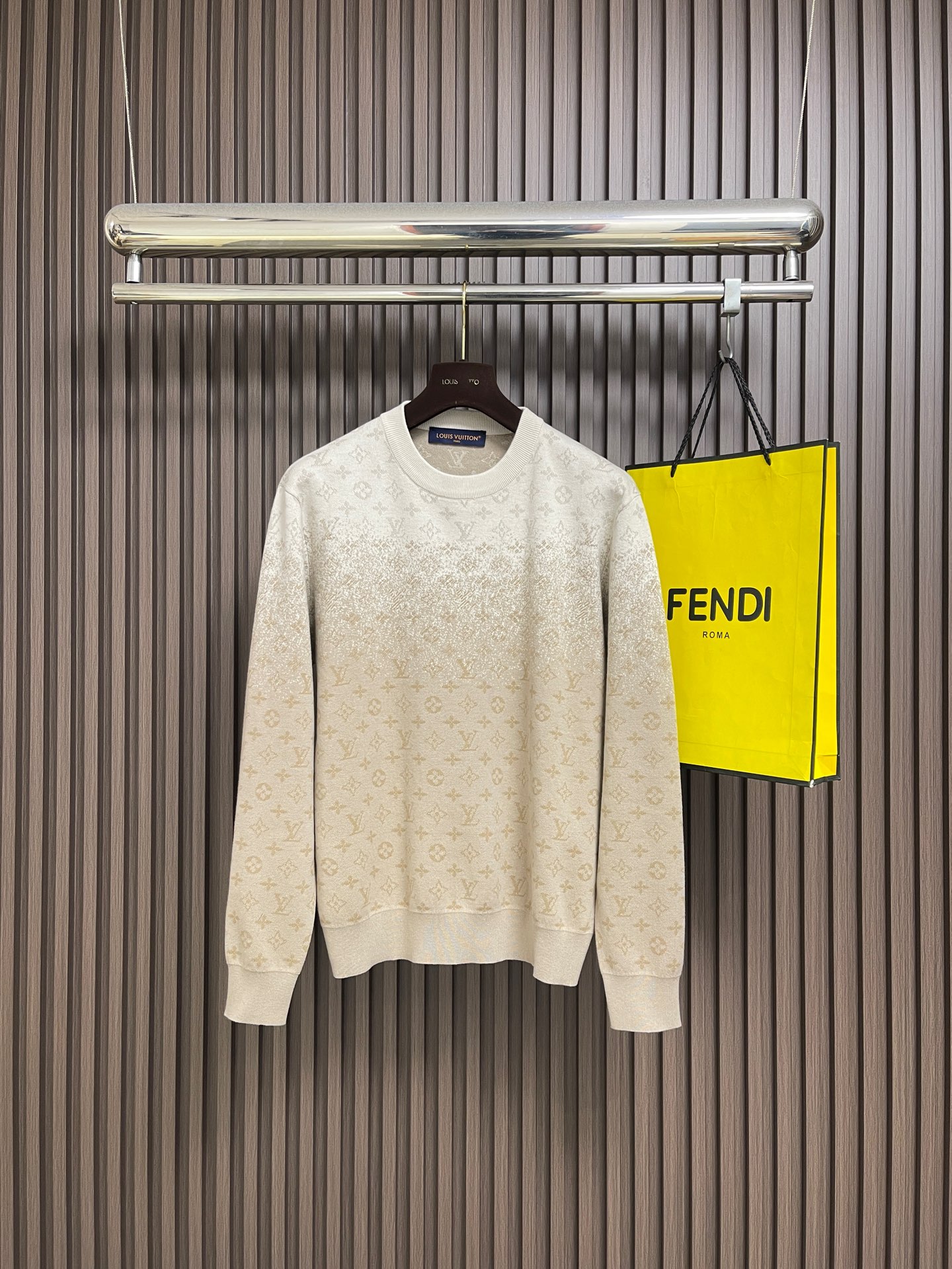 NO:730540,Support after-sales LV after the year  Alphabet gradient jacquard knitted sweater. This Louis Vuitton beige knitted sweater is made of Australian merino wool and mulberry silk blended yarn. It is woven on a 24-needle precision computerized flat knitting machine. The base is a delicate plain knitted structure, which combines the warmth of wool with the softness of silk.  Smooth touch. The body of the garment uses a combination of jacquard + gradient dyeing and finishing techniques. The upper part is woven with a three-dimensional jacquard technique to create the classic Monogram pattern. The pattern height is accurate to 0.3 mm. The lower part uses a segmented dip-dyeing process to achieve a beige gradient effect from light to dark.  Fruit, the dye is made of plant-based environmentally friendly dye, which is not easy to fade after color fixation treatment. The collar, cuffs and hem are all made of double-layer ribbing process. After pre-shrunk treatment, they have strong resistance to deformation. The shoulders are made of seamless one-piece molding process, which reduces the friction when wearing.  The slim silhouette tailoring and side seam invisible slit design ensures a crisp fit while improving the freedom of movement. Each process is hand-checked by the brand to ensure the quality of details. The overall routing is straight and delicate, the fabric is comfortable and soft, and the colors are consistent and without color difference.  It can be matched with the same style to create a fashionable look, and can be used in various occasions. Customized accessories, complete with three standards, same style for men and women!  Size S-XL S size bust 108 shoulder width 46 length 65 M size bust 112 shoulder width 48 length 67 L size bust 116 shoulder width 50 length 69 XL bust 120 shoulder width 52 length 71,,louis vuitton,louis vuitton,sweaters,real silk,19860909支持年后售后 LV 字母渐变提花针织衫毛衣,这款路易威登米色针织毛衣采用澳洲美利奴羊毛与桑蚕丝混纺纱线,经24针精密电脑横机织造,基底为细腻的平纹针织结构,兼具羊毛的保暖性与真丝的柔滑触感.衣身运用提花＋渐变染整双工艺结合,上部以立体提花工艺织出经典Monogram图案,花型高度精准至0.3毫米,下部通过分段式浸染工艺实现由浅至深的米色渐变效果,染料选用植物环保染剂,经固色处理后不易褪色.领口、袖口及下摆均采用双层罗纹收边工艺,经预缩水处理后抗变形能力强,肩部为无缝一体成型工艺,减少穿着时的摩擦感,整体微廓形剪裁搭配侧缝隐形开衩设计,在保证版型挺括的同时提升了穿着的活动自由度,每道工艺均经品牌手工质检,确保细节质感.整体走线平直细腻,面料舒适柔软,颜色一致无色差 能与同款搭配营造时尚造型,驾驭各种场合,定制辅料,三标齐全,男女同款！尺码S-XL S码 胸围108 肩宽46衣长65 M码 胸围112 肩宽48衣长67 L码 胸围116 肩宽50衣长69 XL码 胸围120 肩宽52衣长71,,louis vuitton,louis vuitton,sweaters,real silk,,Men's clothing