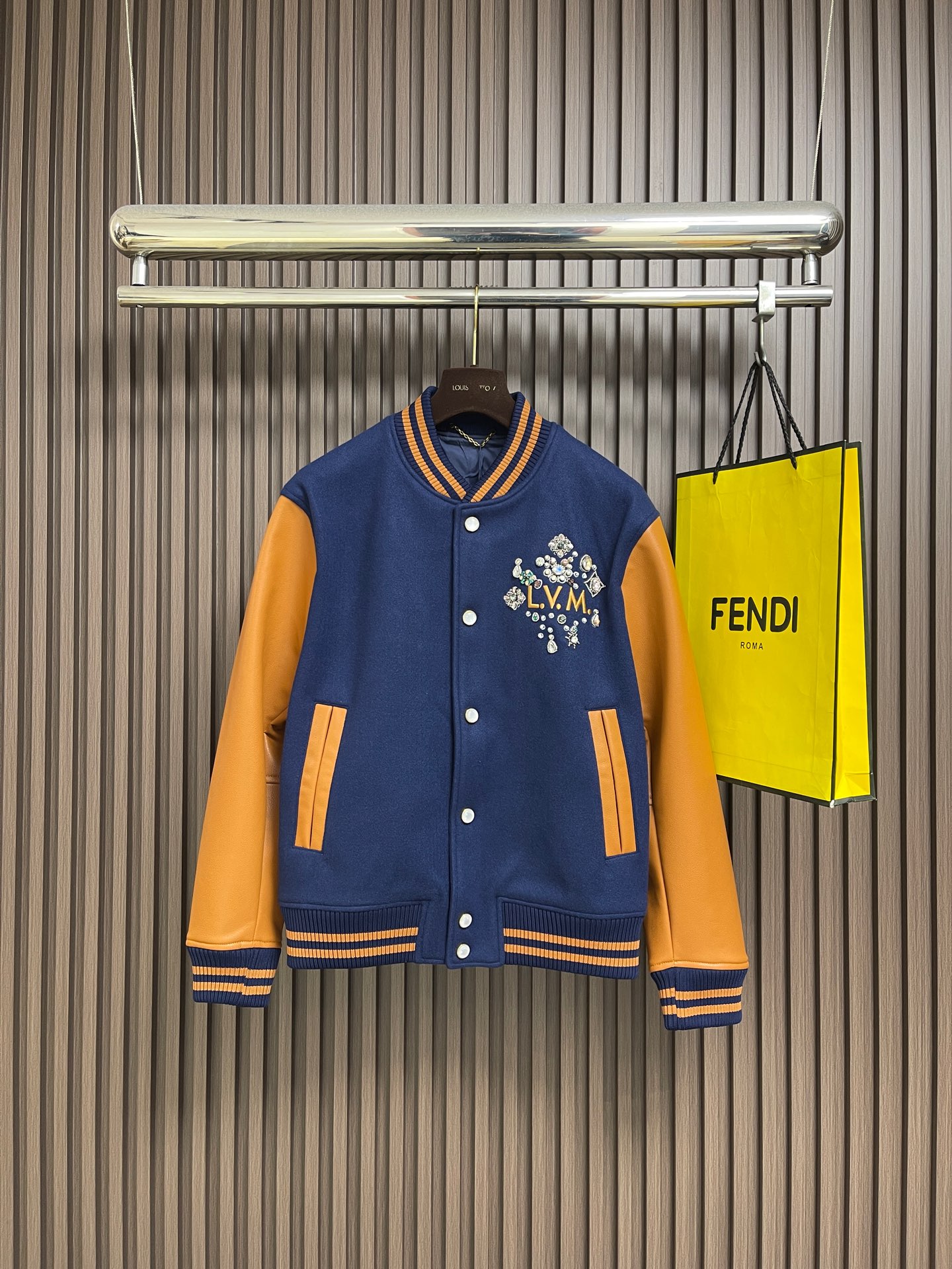 NO:730580,Supports after-sales LV hand-beaded hot-drilled and leather baseball jackets after the year. The upper body of this fabric is soft, and the classic combination of wool and wool yarn shows the high-end style of ready-to-wear. The beads are connected by embroidery, computer-positioned embroidery is connected, and the knots are hand-sewn. Each pattern is positioned 1:1 according to the original version, and the size of each bead is consistent with the original version. The overall wiring is straight and delicate, the fabric is comfortable and soft, and the colors are consistent without color difference.  It can be matched with the same style to create a fashionable look, and can be used in various occasions. Customized accessories, complete with three standards, same style for men and women!  Size S-XL 46-52,,louis vuitton,jackets & coats,jackets & coats,19860909支持年后售后 LV 手工串珠烫钻拼皮棒球服夹克外套,该款面料上身柔顺,羊毛与毛纱的经典搭配,呈现出成衣的高端风格.串珠采用刺绣连线,电脑定位刺绣连上,手工缝结.每一个花纹都按原版1:1定位,每一个珠子大小都与原版一致.整体走线平直细腻,面料舒适柔软,颜色一致无色差 能与同款搭配营造时尚造型,驾驭各种场合,定制辅料,三标齐全,男女同款！尺码S-XL 46-52,,louis vuitton,jackets & coats,jackets & coats,,Men's clothing