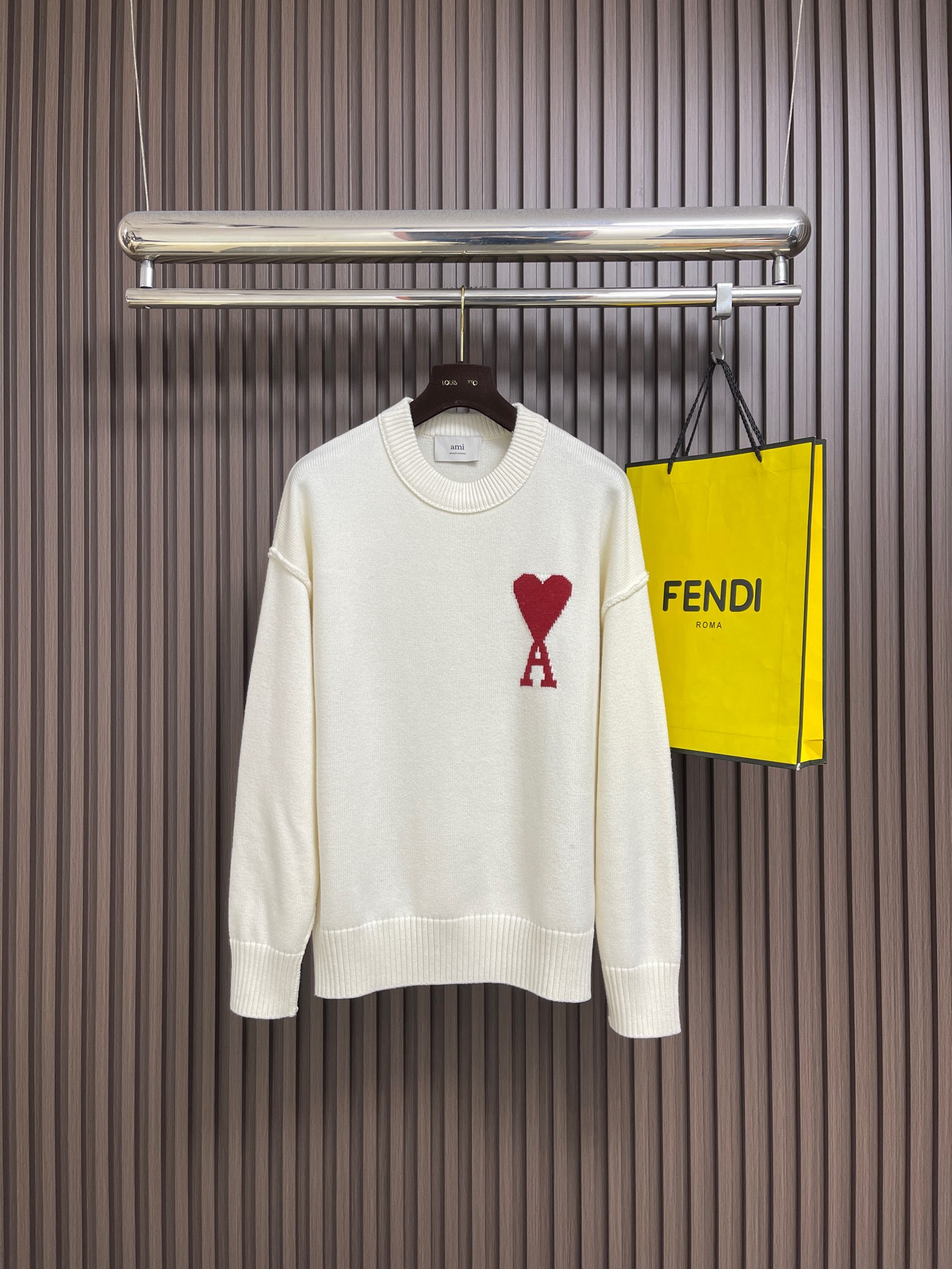 NO:730471,Support after-sales AMI after the year  Red ADC loose round neck knitted sweater, made from a blend of selected wool and long-staple cotton. The natural curly fibers of wool form an air layer, locking in heat and improving the warmth coefficient; the cotton fibers give the fabric good hygroscopicity and breathability, balancing the wool.  It has a slight pricking feeling and is more comfortable to wear next to the skin. The surface shows natural fine fluff, the luster is soft and non-glaring, and the loose silhouette is more lazy and advanced. After pre-shrinking, the shrinkage is controlled within 3%, and it is not easy to deform after washing. It is made of high-elastic fiber  The texture weaving method uses wool-cotton blended yarn as raw material and is interwoven on a 24-needle combing machine. Each centimeter contains 8-10 stitch loops, forming a fine and tight horizontal pattern with both elasticity and resilience. The neckline adopts a double-layer thickened design, and the inner layer is hidden  The shape-reinforced wiring ensures that it is not easily deformed after long-term wear; the cuffs and hem ribs are blended with 10% spandex, which maintains a crisp silhouette while giving the skin a soft wrapping feel. The overall wiring is straight and delicate, the fabric is comfortable and soft, and the color is consistent without color difference.  It can be matched with the same style to create a fashionable look, and can be used in various occasions. Customized accessories, complete with three standards, same style for men and women!  Size S-XL S size bust 118 shoulder width 61 length 64 medium bust size 122 shoulder width 62 length 66 L size chest size 126 shoulder width 63 length 68 XL size bust 130 shoulder width 64 length 70,,sweaters,19860909支持年后售后 AMI 红色ADC宽松圆领针织毛衣,精选羊毛与长绒棉混纺而成,羊毛的天然卷曲纤维形成空气层,锁住热量,提升保暖系数；棉纤维则赋予面料良好的吸湿性与透气性,平衡羊毛的轻微扎感,贴肤穿着更舒适.表面呈现自然的细腻绒毛,光泽柔和不刺眼,宽松廓形下更显慵懒高级.经预缩整理之后,缩水率控制在3％以内,洗后不易变形.采用高弹罗纹织法,以羊毛棉混纺纱线为原料,通过24针精梳机台交织而成.每厘米含8-10个针圈,形成细密紧实的横向纹路,兼具弹性与回弹力.领口采用双层加厚设计,内层隐形加固走线,确保久穿不易变形；袖口与下摆罗纹则融入10％氨纶成分,在保持挺括轮廓的同时,赋予肌肤柔和包裹感.整体走线平直细腻,面料舒适柔软,颜色一致无色差 能与同款搭配营造时尚造型,驾驭各种场合,定制辅料,三标齐全,男女同款！尺码S-XL S码 胸围118 肩宽61衣长64 M码胸围122 肩宽62 衣长66 L码 胸围126 肩宽63 衣长68 XL码 胸围130 肩宽64 衣长70,,sweaters,,Men's clothing