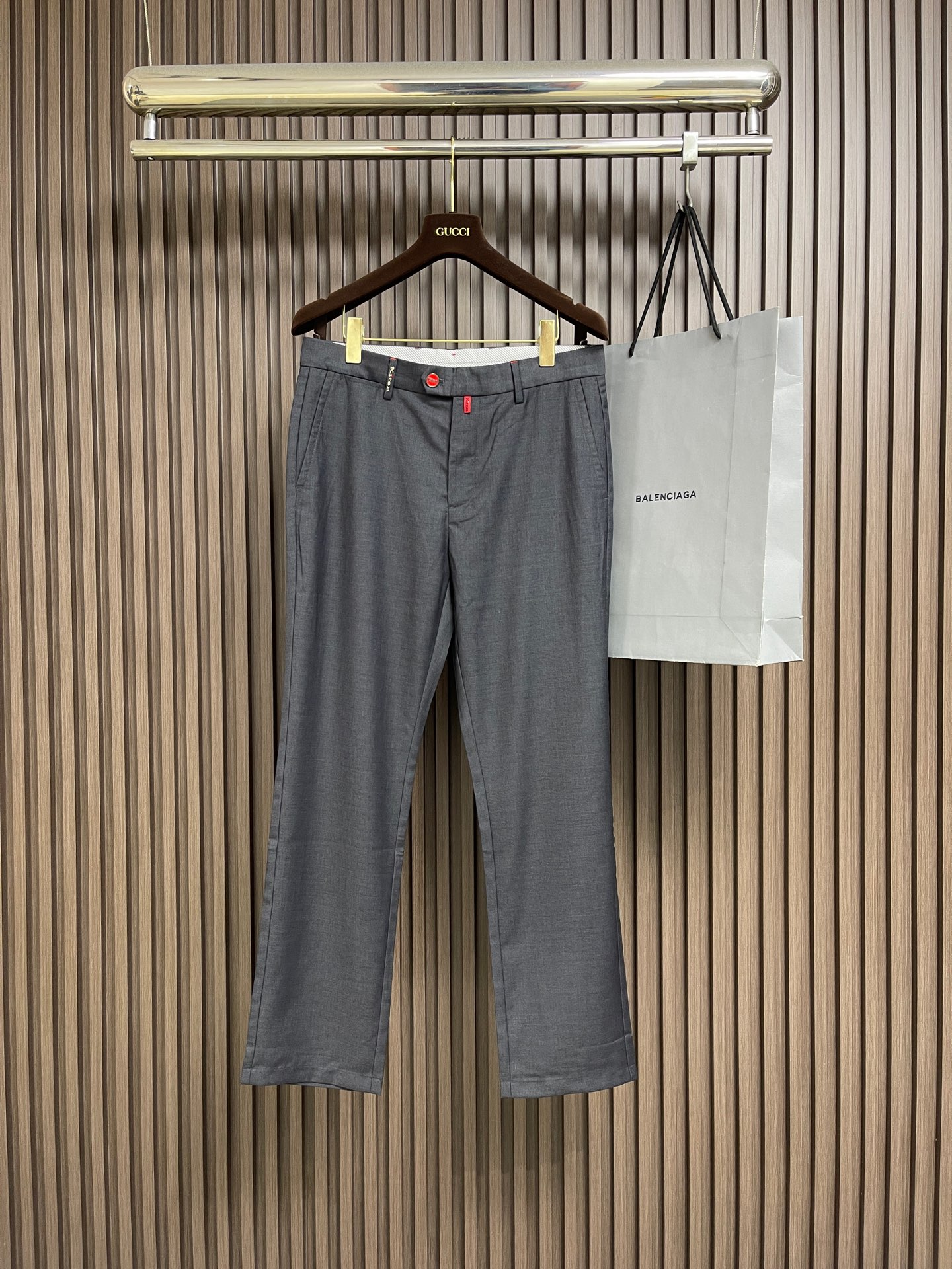 NO:745864,Kiton retro casual trousers!  The latest men's order configuration is made of perfect blended polyester virgin fabric with a sense of detail in all aspects, a must-have item for men's clothing!  It wins with high-end and excellent fabrics and exquisite tailoring. The vertical fabric has excellent touch, which raises the comfort and skin-friendliness to a new level. The texture is durable and charming, and has excellent thermal insulation performance. The upper body is very capable and handsome, and the design details of the back pocket show extraordinary quality!  The tailoring adheres to the consistent technique, slimming and fitting. It is a must-have item in your spring and summer thin wardrobe!  Size 31-32-33-34-36-38,,19860909Kiton 复古休闲西裤！男士最新订单配置各方面的细节感完美混纺涤纶初面料,男装必入单品！以高端出色的面料和精致剪裁取胜垂直面料触感极佳将舒适度与亲肤性抬升到新的梯度,肌理耐看有韵味,保暖性能优越,上身非常干练帅气后后暗袋设计细节彰显超凡品质！剪裁秉承一贯的手法,修身亦合体,春夏薄款季衣橱必纳入的单品！尺码31-32-33-34-36-38,,,Men's clothing