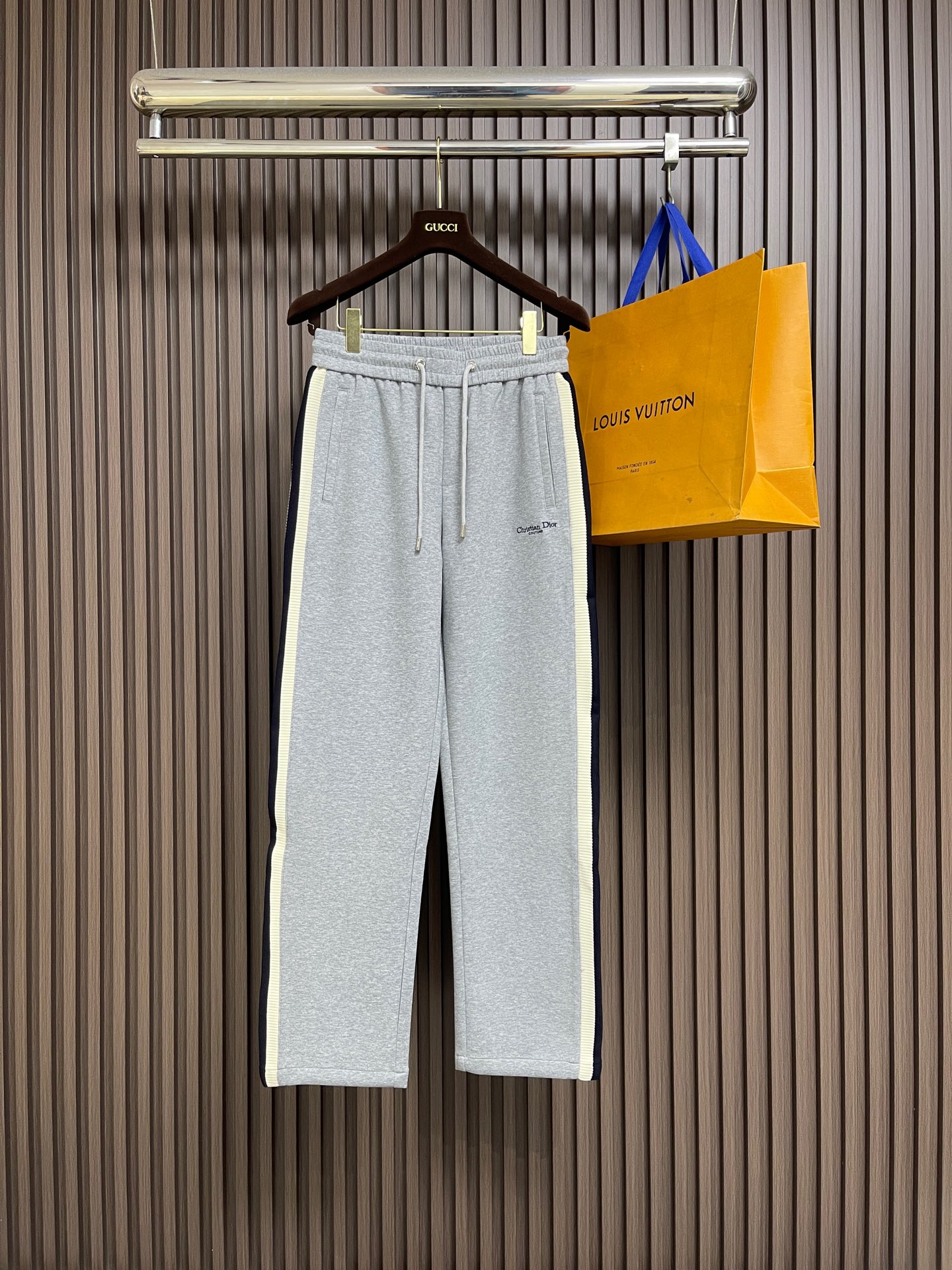 NO:730432,Support after-sales service after the year. Dior 2026SS new straight-leg sweatpants in early spring. A pair of pants with a D-house aesthetic tone. It is dominated by fabrics and quality. Imported Italian fabrics are supplied by customers. The fabric texture is first-class, the scratchiness and muscle feel are excellent, the cutting is smart and neat, and the upper body effect is excellent!  It can be matched with any top in the wardrobe and has wide compatibility. Sizes M-3XL, dior, dior,19860909支持年后售后 Dior 2026SS早春新款直筒卫裤,极具D家美学基调的一款裤子,以面料和品质为主导,客供进口意大利面料,面料质地一流,挺刮度与筋骨感极好,干练利落的裁剪,上身效果极好！可横扫衣橱任何的上装搭配,兼容性广泛 .尺码M-3XL,,dior,dior,,Men's clothing