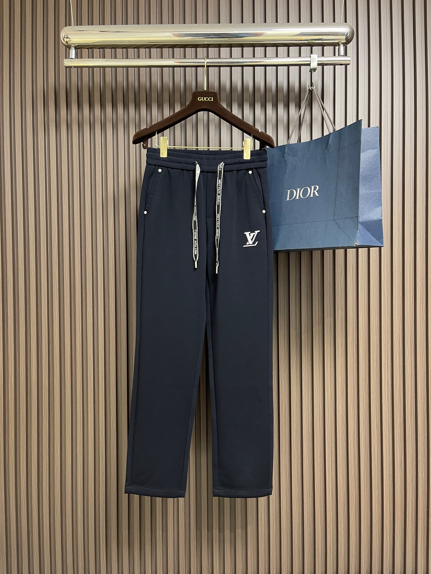 NO:730439,Supporting after-sales service after the year, LV 2026ss new cotton drawstring straight-leg sweatpants are embellished with classic logo straps. They are comfortable and versatile to wear and will never go out of style. They can be worn at home and at work, whether running or running!  Made of imported terry cotton fabric supplied by customers, the fabric is comfortable and soft, and the texture of the fabric is high-end. The trousers are simple with clear and delicate micro-label letters. The casual and basic cut fits the human leg shape perfectly. The high-elastic elastic waistband + fashionable drawstring design make the wearing more comfortable and not tight. Sizes M-3XL, Louis Vuitton,19860909支持年后售后 LV 2026ss新款棉质抽绳直筒卫裤,经典的徽标带饰点缀,穿着舒适百搭永不过时无论跑步居家上班都搭配！客供进口毛圈棉质面料打造而成,面料舒适柔软,面料质感高级,裤身简约微标字母清晰细腻,休闲基础的版型裁剪,完美贴合人体腿型,高弹力松紧裤腰＋时尚的抽绳设计,让穿着更加舒适不紧绷.尺码M-3XL,,louis vuitton,,Men's clothing