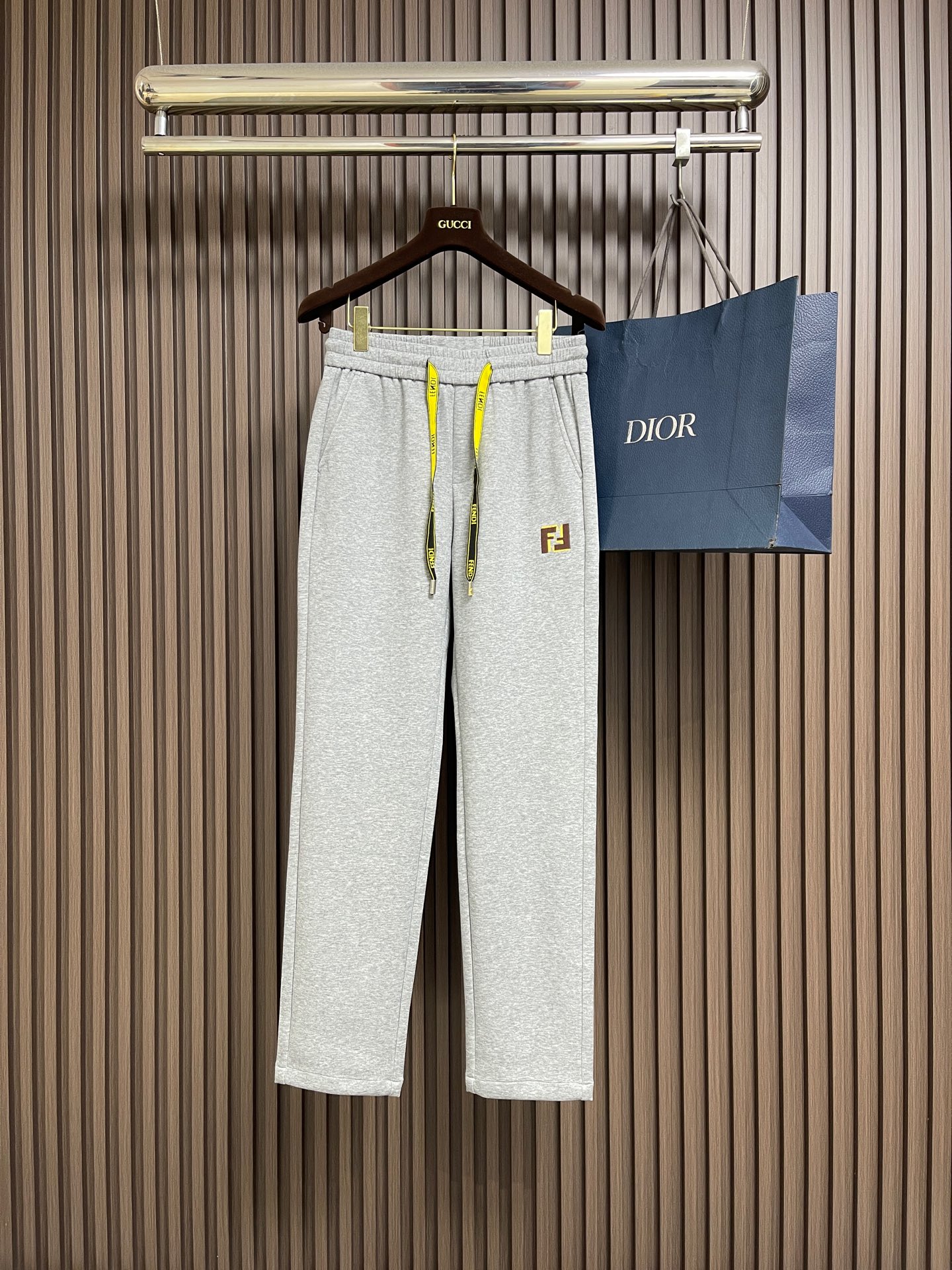 NO:730445,Support after-sales service after the year. FENDI 2026FW men's sweatpants and casual pants, straight casual pants, super textured, close-fitting and comfortable, sweat-absorbent and breathable, long-term wear without deformation, exquisite and unique!  Fendi double FF embroidery pattern design, original hardware, extremely close to the body, slim and simple lines outline the perfect leg lines, impeccable workmanship, extremely refined!  The upper body effect is super handsome, a simple sweatpants with super texture and good looks. If you like it, hurry up and get it. Sizes M-3XL,,fendi,fendi,19860909支持年后售后 FENDI 2026FW男款卫裤休闲裤 ,直筒休闲裤 超级有质感 ,贴身舒适 吸汗透气 久穿不变形 ,精致独特！芬迪双FF刺绣图案设计 原版五金 极致贴身体感 修身简洁的线条勾勒出完美腿部线条 做工无可挑剔,精致至极！上身效果超级帅气 超级有质感又好看的一款简约卫裤 喜欢的赶紧入手.尺码M-3XL,,fendi,fendi,,Men's clothing