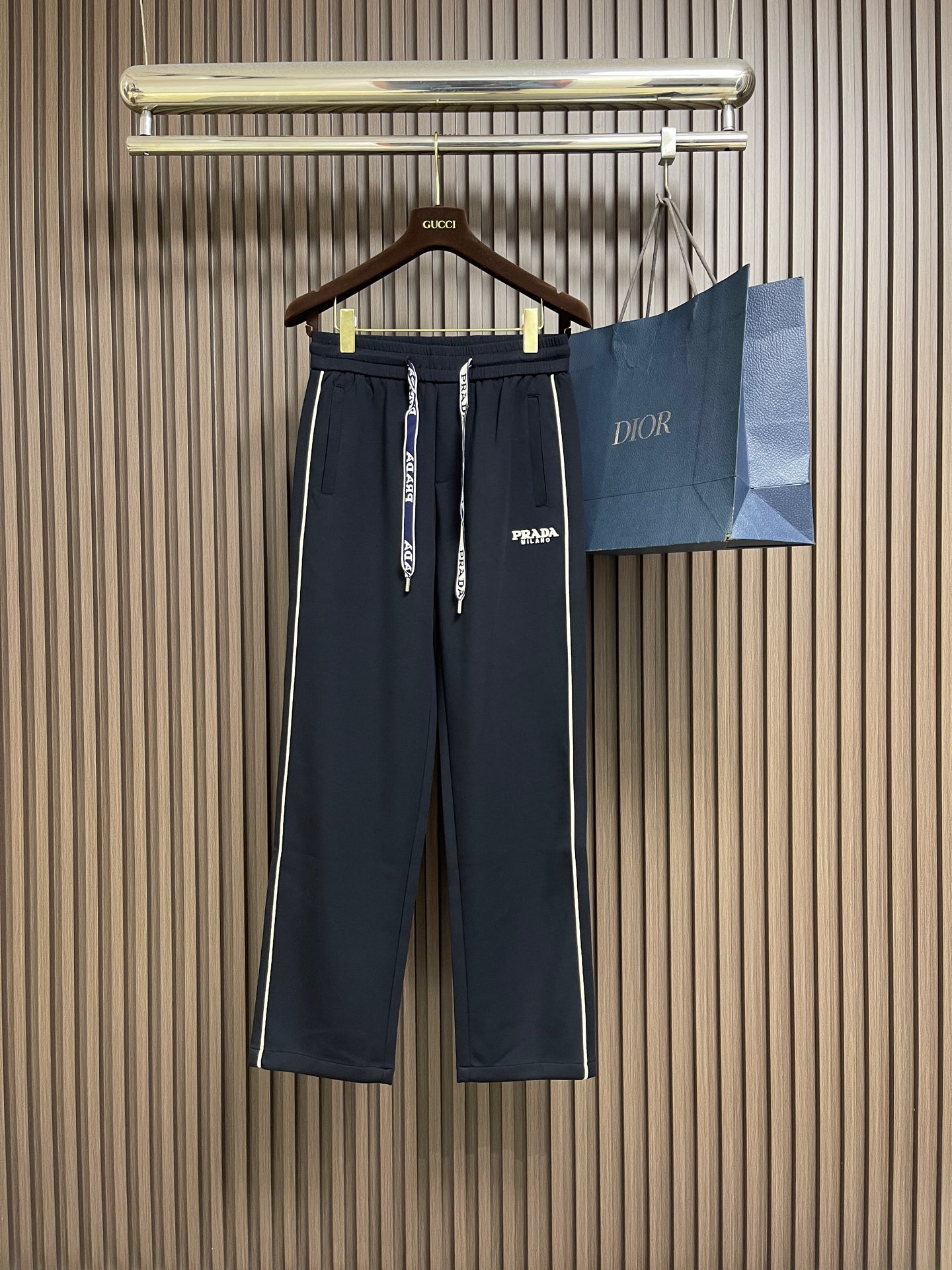 NO:730458,Support after-sales PRADA 2026ss logo sports casual sweatpants, customized original exclusive fabric, comfortable and breathable fabric, elastic waist, double-sided pocket design!  A casual pair of daily wear, multi-functional casual pants that follow the trendy line and are fully imported. The upper body is comfortable and breathable, the drawstring at the waist is casual and comfortable, the fit is excellent, and the elegant clean design is great!  Must-have item. Sizes M-3XL, prada,19860909支持年后售后 PRADA 2026ss 标识logo运动休闲卫裤、定制原版专属面料,面料舒适透气,松紧腰头,双侧插口袋设计！一款日常穿着,兼备多功能休闲裤走了潮范路线全线进口级别,上身舒适透气,腰部抽绳随性自在,版型极好,大气的干净版设计！必备单品.尺码M-3XL,,prada,,Men's clothing