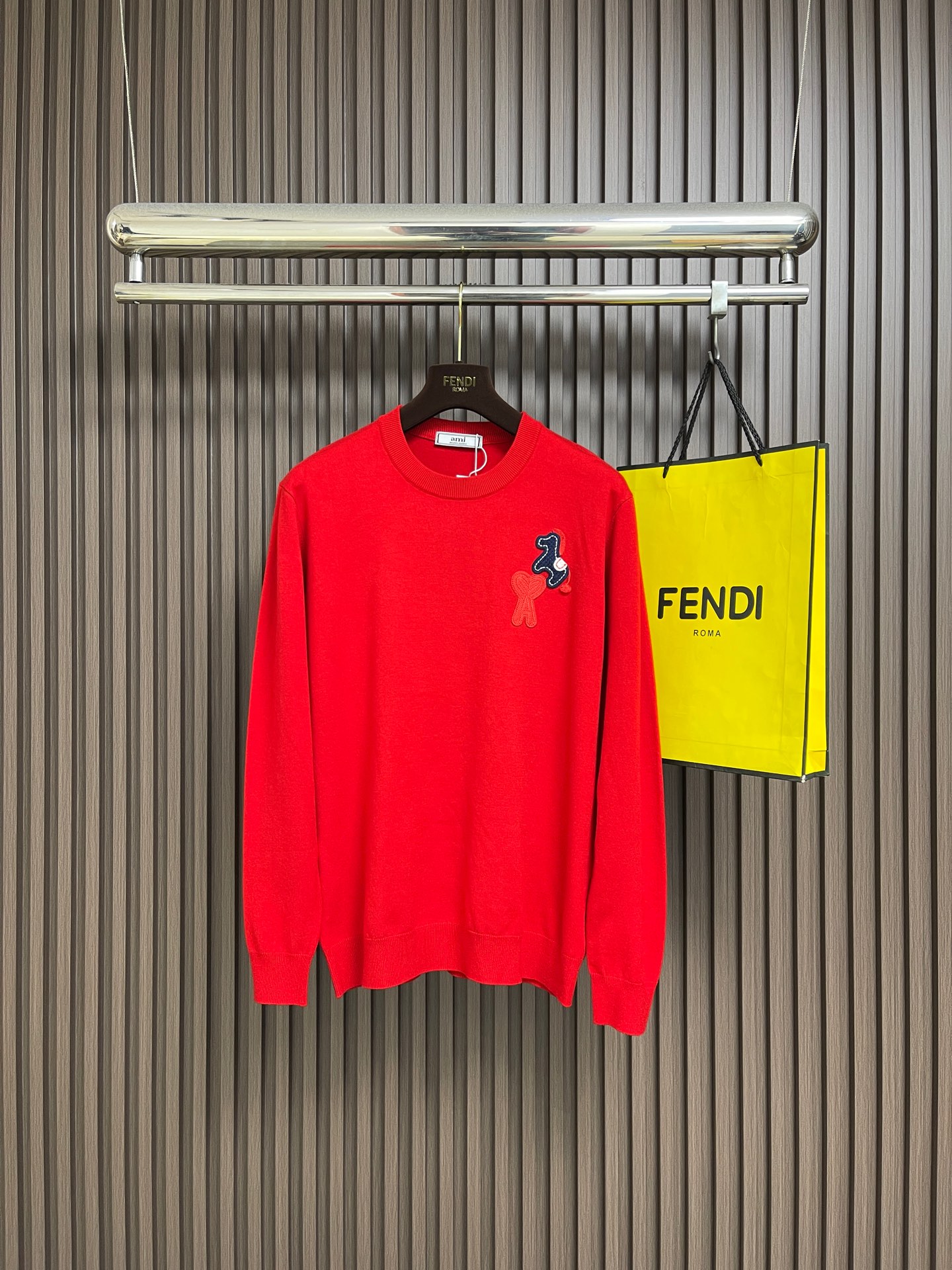 NO:730464,Support after-sales service Ami  The limited-edition classic pony logo + heart A pattern cotton round-neck knitted sweater for the Year of the Horse, in fiery red and deep black, meets the romantic prelude to the Year of the Horse ~ Imported ultra-fine cotton yarn is selected and woven to create a soft and skin-friendly touch like clouds.  It has a crisp texture, comfortable breathability, and is suitable for changing temperatures from cold winter to early spring. The round neck design is neat and simple, and the threaded edges fit the body shape without being tight. The classic pony logo and heart A pattern patch on the chest are presented with three-dimensional embroidery technology.  It has a layered texture, smartly echoing the theme of the Year of the Horse, and showing a French relaxed and high-end sense in a low-key manner. The red and black colors are suitable for diverse New Year scenes. The red model is the focus of attention when relatives and friends get together, conveying warm New Year blessings; the black model integrates into commuting and socializing with a calm style, and the exquisite patches hide a sense of exclusive ritual. Whether you wear it with a shirt to create a sense of layering, or wear it alone to show your simple taste, you can easily achieve elegance and aura in the New Year. Size XS-L  XS, shoulder width 44, bust 102, length 66, S, shoulder width 45, bust 106, length 68, M, shoulder width 46, bust 110, length 70, L, shoulder width 47, chest 114, length 72,,sweaters,shirts,19860909支持年后售后 Ami 马年限定款经典小马标＋爱心A图案棉质圆领针织毛衣,以炽热正红与深邃雅黑,邂逅马年浪漫序章～甄选进口超精细棉纱织造,织就如云朵般软糯亲肤的触感,兼具挺括质感与舒适透气性,适配从寒冬到初春的多变气温.圆领版型利落简约,螺纹收边贴合身形不紧绷,胸前经典小马标与爱心A图案贴饰,以立体刺绣工艺呈现层次质感,灵动呼应马年主题,低调间尽显法式松弛高级感.红黑双色适配多元新年场景正红款是亲友相聚时的吸睛焦点,传递热烈的新春祝福；黑色款则以沉稳格调融入通勤与社交,精致贴饰暗藏专属仪式感.无论是内搭衬衫打造层次感,还是单穿彰显简约品味,都能让你在新年时刻,轻松拿捏优雅与气场.尺码XS-L XS码肩宽44 胸围102衣长66  S码肩宽45 胸围106衣长68  M码 肩宽46 胸围110 衣长70 L码 肩宽47 胸围114 衣长72,,sweaters,shirts,,Men's clothing