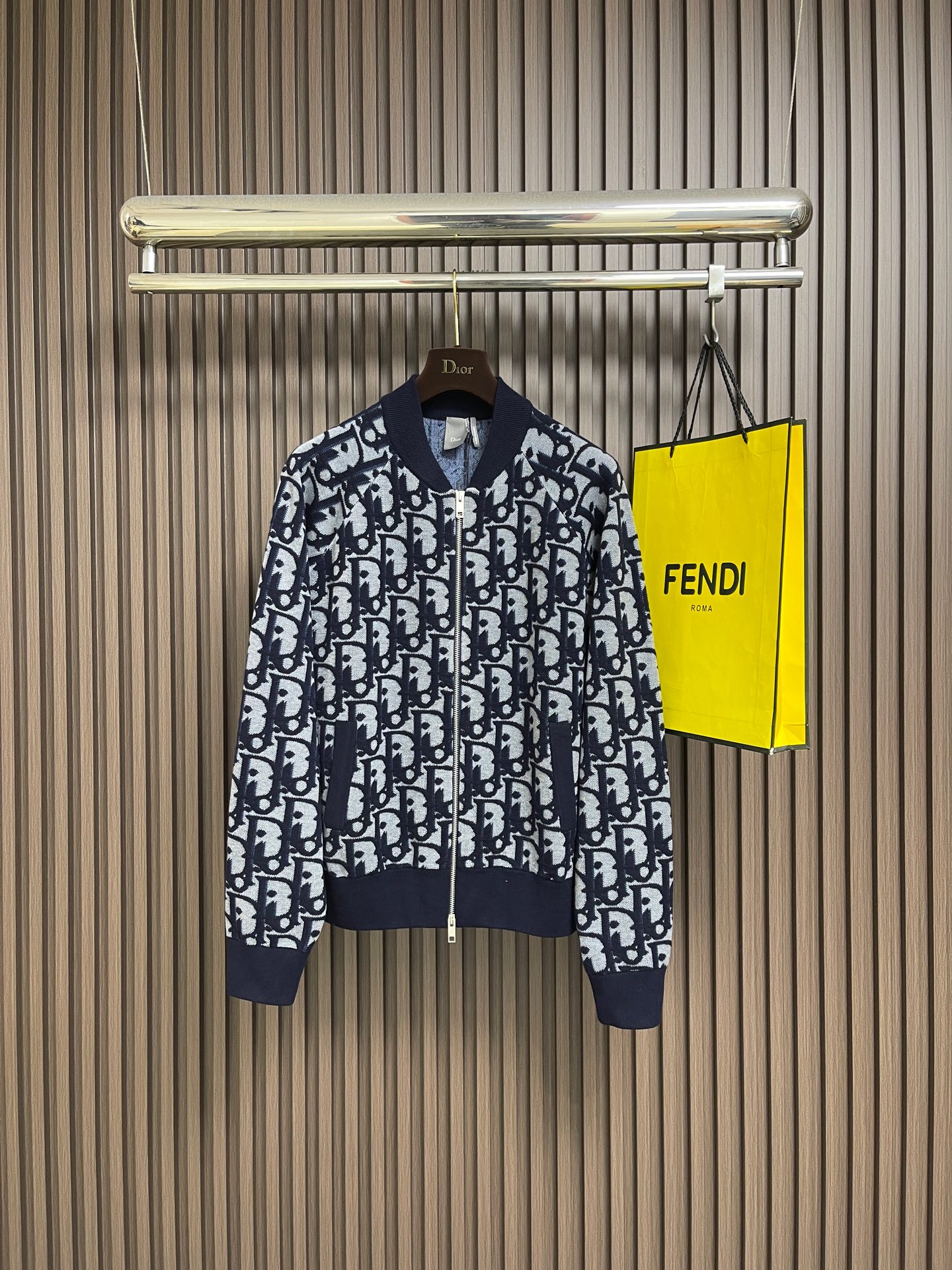 NO:730501,Support after-sales service for the year. Dior Oblique pattern knitted cardigan sweater jacket, Dior Oblique pattern knitted sweater, soft and warm, classic Oblique letter pattern, low-key and recognizable cardigan design, versatile and easy to wear for daily commuting or leisure. Full of brand sense. It goes well with trousers or jeans, practical and stylish, and is a must-have item in the wardrobe!  The overall wiring is straight and delicate, the fabric is comfortable and soft, and the color is consistent without color difference. It can be matched with the same style to create a fashionable look and control various occasions. Customized accessories, complete with three standards, same style for men and women!  Size S-XL S size Bust 120 Shoulder width 45 Length 65 Medium Bust 124 Shoulder width 46 Length 67 L size Bust 128 Shoulder width 47 Length 6919860909支持年后售后 Dior Oblique图案针织开衫毛衣外套夹克,Dior Oblique图案针织衫,柔软又保暖,经典Oblique字母图案,低调又有辨识度开衫设计,百搭不挑人,日常通勤或休闲都能轻松驾驭. 品牌感满满.搭配西裤或牛仔裤都很出彩,实用又有型,是衣橱必备单品！整体走线平直细腻,面料舒适柔软,颜色一致无色差 能与同款搭配营造时尚造型,驾驭各种场合,定制辅料,三标齐全,男女同款！尺码S-XL S码 胸围120 肩宽45 衣长65 M码 胸围124 肩宽46 衣长67 L码 胸围128 肩宽47 衣长69 XL码 胸围132 肩宽48 衣长71,,dior,jeans,jackets & coats,jackets & coats,sweaters,,Men's clothing