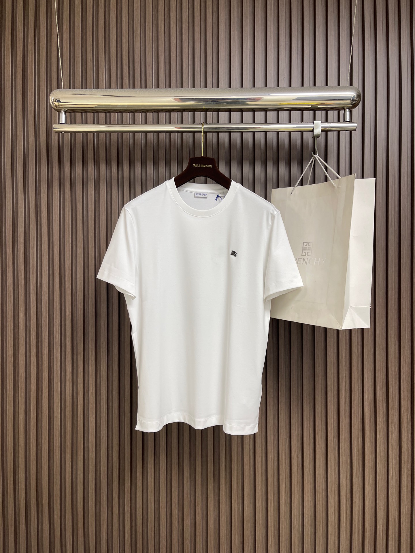 NO:730530,Burberry metal war horse logo round neck short-sleeved T-shirt is supported after years of sales. The fabric has been carefully processed and processed, with excellent texture and performance. It feels soft and comfortable, and it fits the skin very well when worn. The craftsmanship is matched with a plush effect, and the hardware war horse logo is highly recognizable. The overall routing is straight and delicate, and the fabric is comfortable and soft, suitable for various occasions, customized accessories, complete three labels, the same style for men and women!  Size 48-56 Size 48 bust 106 Shoulder width 49.3 Center back length 66 Size 50 bust 110 Shoulder width 50.5 Center back length 68 Size 52 chest 114 Shoulder width 51.7 Center back length 70 Size 54 chest 118 Shoulder width 52.9 Center back length 72 Size 56 chest 122 Shoulder width 54.1  Back center length 74,,burberry,T-shirt,tees,t-shirt,19860909支持年后售后 Burberry 金属战马标识圆领短袖T恤,面料经过精细加工和处理,具有优良的质地和性能.手感柔软舒适,穿着起来非常贴合皮肤.工艺搭配绒毛效果,五金战马标识极具辨识度.整体走线平直细腻,面料舒适柔软,驾驭各种场合,定制辅料,三标齐全,男女同款！尺码48-56 48码胸围106 肩宽49.3 后中长66 50码胸围110 肩宽50.5 后中长68 52码胸围114 肩宽51.7 后中长70 54码胸围118 肩宽52.9 后中长72 56码胸围122 肩宽54.1 后中长74,,burberry,T-shirt,tees，t-shirt,,Men's clothing