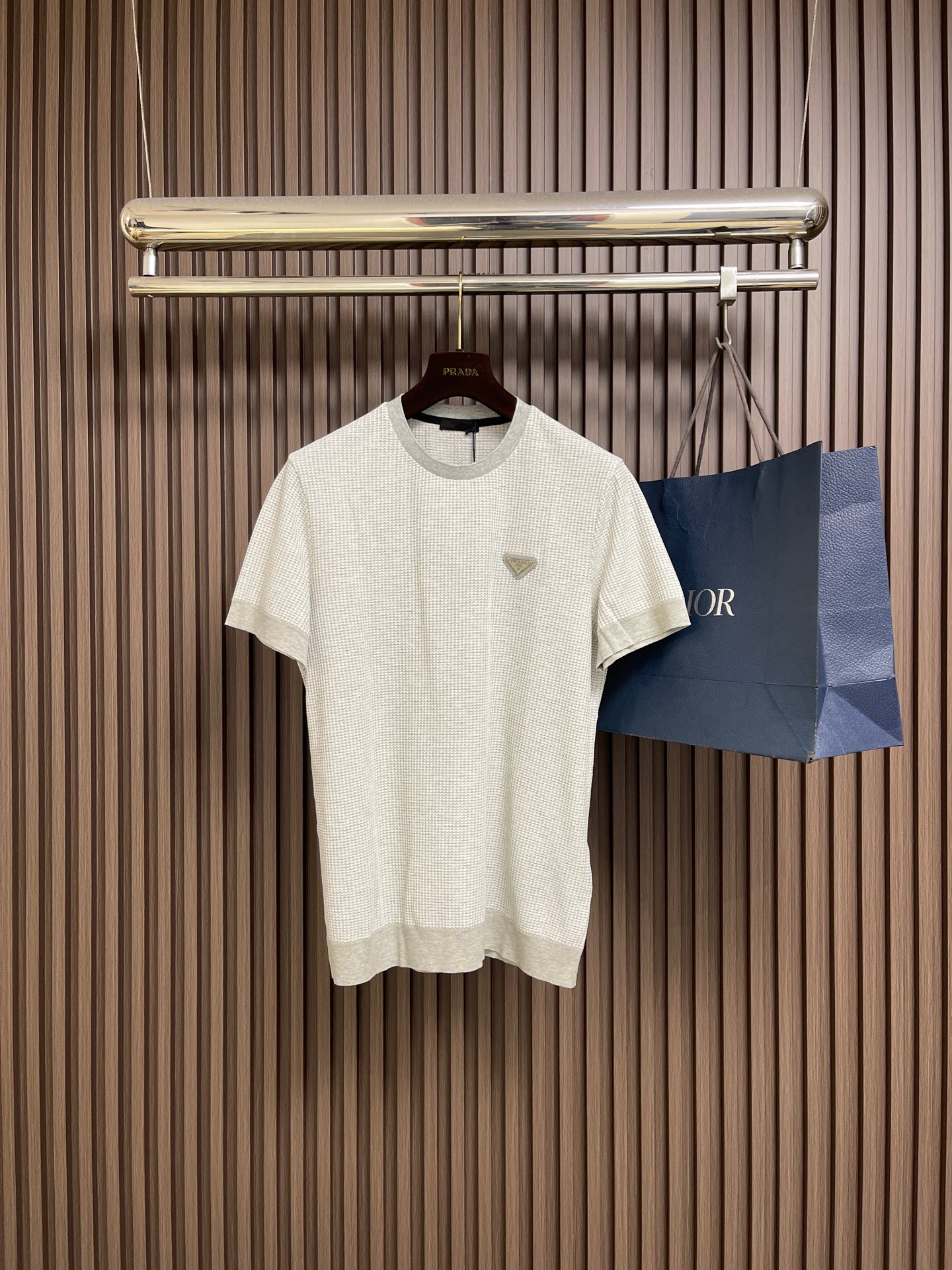 NO:730478,Support after-sales service after the year. Prada 2026ss new triangle logo mesh knitted T-shirt continues the ultimate pursuit of material and structure. This knitted short-sleeve uses mesh design to create a light and cool wearing experience. The entire piece uses high-density knitting techniques, which not only ensures a three-dimensional version but also improves the overall texture. The triangle Logo logo on the chest shows the brand's consistent restraint and sophistication. Sizes 48-56, prada, T-shirt, tees, t-shirt,19860909支持年后售后 Prada 2026ss新款三角标网眼针织T恤,延续对材质与结构的极致追求,这款针织短袖采用网眼设计,营造轻盈凉感的穿着体验.整件采用高密针织技法,既保证了立体版型,又提升了整体质感.胸前三角Logo标识,呈现品牌一贯的克制与精致.尺码48-56,,prada,T-shirt,tees，t-shirt,,Men's clothing