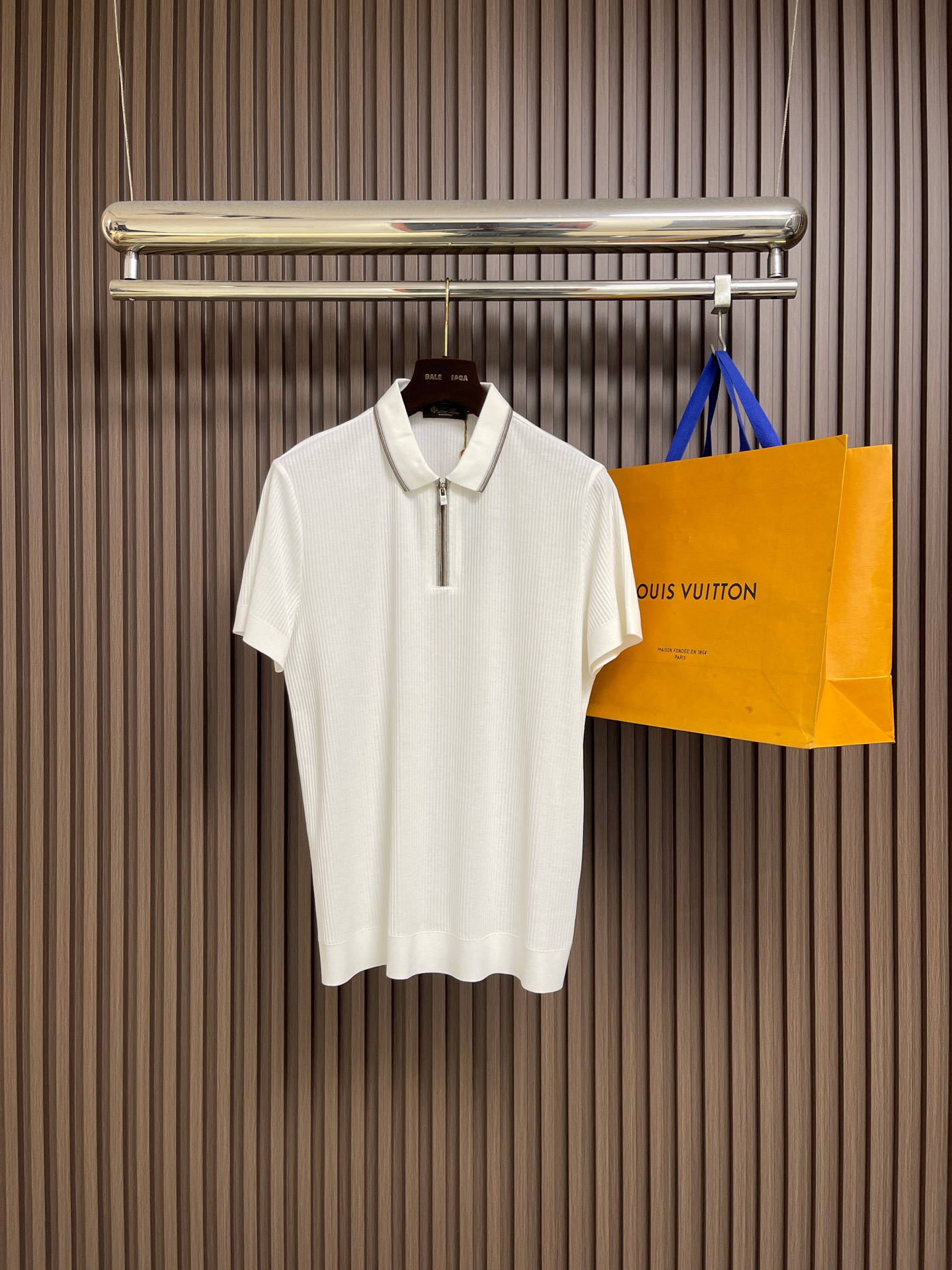 NO:730571,Support after-sales service after the year. LP Loro Piana 2026SS new summer zipper knitted POLO polo shirt, fashionable and casual lapel knitted short sleeves, made of imported original fabrics, extremely high-grade, comfortable and versatile, and the upper body is very handsome!  Size 48-56,,loro piana,loro piana,T-shirt,19860909支持年后售后 LP Loro Piana 2026SS夏季新款拉链针织POLO马球衫,时尚休闲翻领针织短袖,采用进口原版面料,档次极高,舒适百搭,上身帅气十足！尺码48-56,,loro piana,loro piana,T-shirt,,Men's clothing