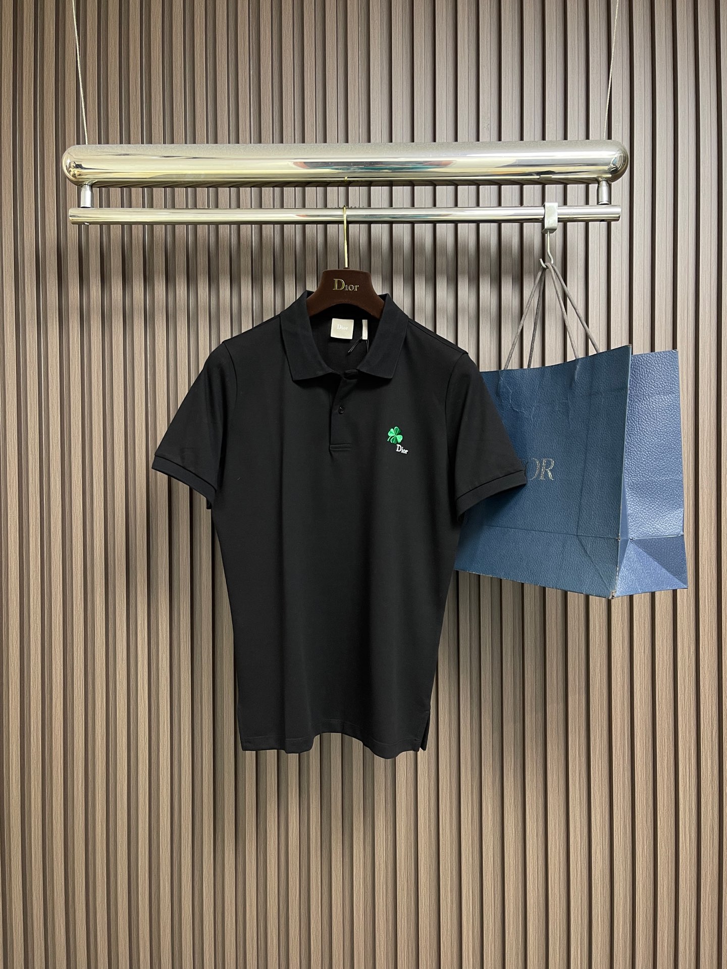 NO:743969,Support after-sales after-sales Dior 2026ss new clover embroidered short-sleeved POLO shirt, made of customer-supplied cotton pique over pattern embroidery Jonathan.  Jonathan Anderson breathes new life into one of the brand's classic logos and lucky symbols with the over pattern. Carefully crafted from cotton pique, embroidered with the over pattern. Can be worn with jeans from the collection for a sophisticated look. Sizes S-XL  Length 74 XL, bust 118, shoulder width 46, length 76, dior, jeans, T-shirt,19860909支持年后售后 Dior 2026ss新款幸运草刺绣短袖POLO衫,采用客供棉质珠地布 over图案刺绣乔纳森．安德森(Jonathan Anderson) 通过 over图案为品牌经典标志与幸运符号之一注入全新生机.采用棉质珠地布精心制作,饰以 over图案刺绣.可与该系列的牛仔裤搭配穿着,打造精致造型.尺码S-XL S码 胸围106 肩宽41.5 衣长70 M码 胸围110 肩宽43 衣长72 L码 胸围114 肩宽44.5 衣长74 XL码 胸围118 肩宽46 衣长76,,dior,jeans,T-shirt,,Men's clothing