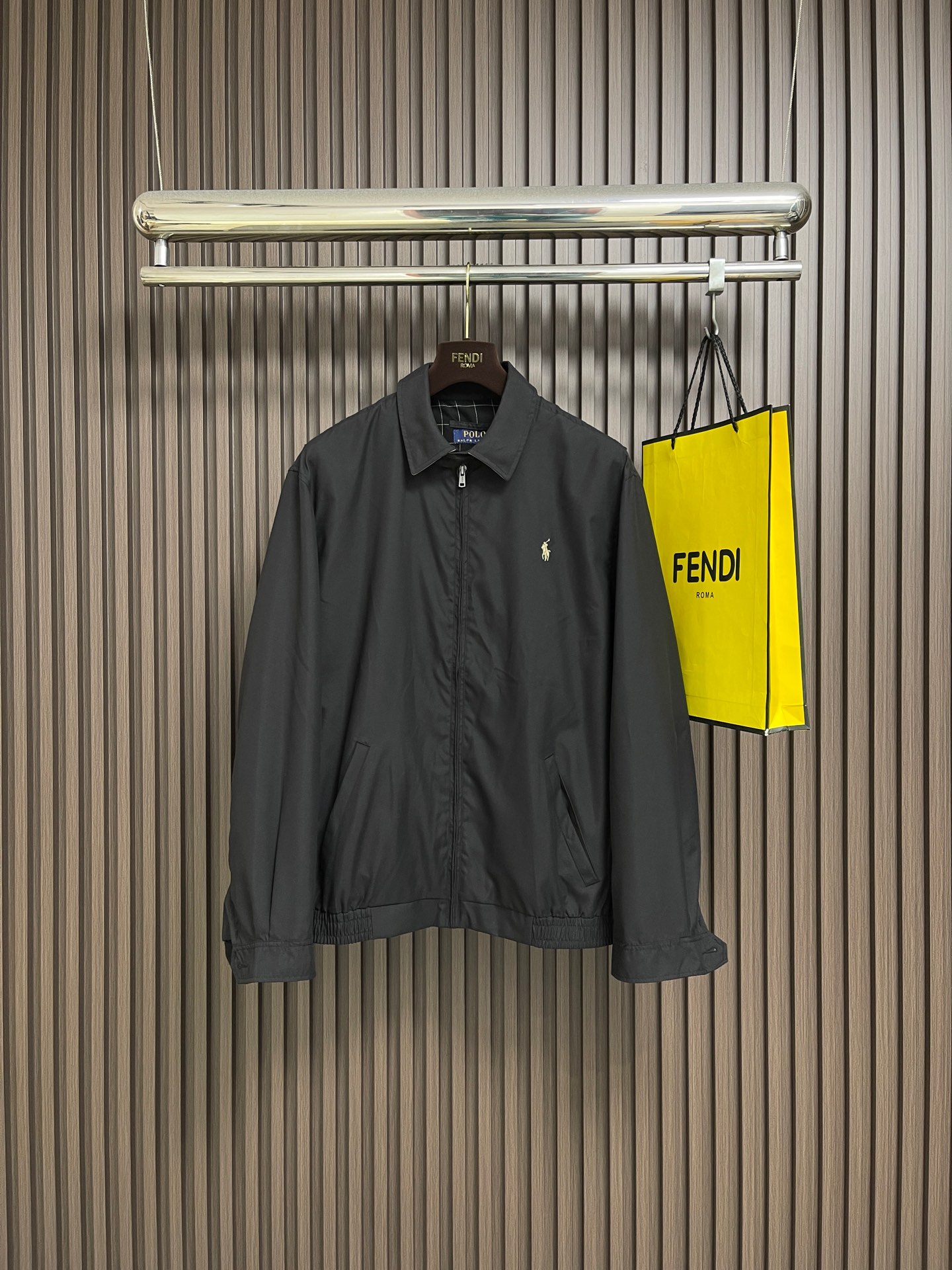 NO:743986,Support after-sales service for the year. Ralph Lauren Ralph Lauren embroidered zipper jacket. Customized elegant cotton fine twill fabric. Soft and silky, comfortable and close to the skin. With khaki as the base color, soft and unobtrusive. Imported machine embroidery technology is used. Advanced computer control system and precision mechanical components are used to achieve the iconic pony embroidery operation with high precision. The lines are smooth and delicate. Template machine bag opening. Preset templates to guide the position, shape and size of the bag opening.  The accuracy ensures the quality of the bag opening effect. The infrared positioning cutting machine uses infrared emitters and infrared receivers to achieve precise positioning of materials. The accuracy can reach the micron level, thereby meeting the effect of high-precision cutting of plaid alignment. The fabrics have been washed and have a better hand feel. They are not easy to deform, not easy to shrink, not easy to fade, and maintain long-term beauty. Accessories are customized. Rah Lauren horn buckle. Sizes S-XL S size bust 118 shoulder width 50 length 68 M size  Bust 122 Shoulder width 52 Length 70 L Bust 126 Shoulder width 53 Length 72 XL Bust 130 Shoulder width 54 Length 74,,loro piana,jackets & coats,jackets & coats,19860909支持年后售后 Ralph Lauren 拉夫劳伦刺绣拉链夹克外套 定制全棉细斜纹雅致布 柔软丝滑 舒适贴肤 以卡其色为底色 柔和且不张扬.采用进口机刺绣工艺 使用先进的计算机控制系统和精密的机械部件 实现标志性小马刺绣作业 精度高 线条流畅而细腻.模版机开袋 预设的模板来指导开袋的位置 形状和大小 精确性确保了开袋效果质量.红外线定位裁床 通过红外发射器和红外接收器来实现对材料的精准定位 精度可达到微米级别 从而满足格纹对位高精度裁剪的效果.面料都经过孝洗 手感质感更佳 不易变形 不易缩水 不易褪色 保持长久的美观.辅料定制 Rah Lauren牛角扣.尺码S-XL S码胸围118 肩宽50衣长68 M码 胸围122 肩宽52 衣长70 L码胸围126 肩宽53 衣长72 XL码 胸围130 肩宽54 衣长74,,loro piana,jackets & coats,jackets & coats,,Men's clothing