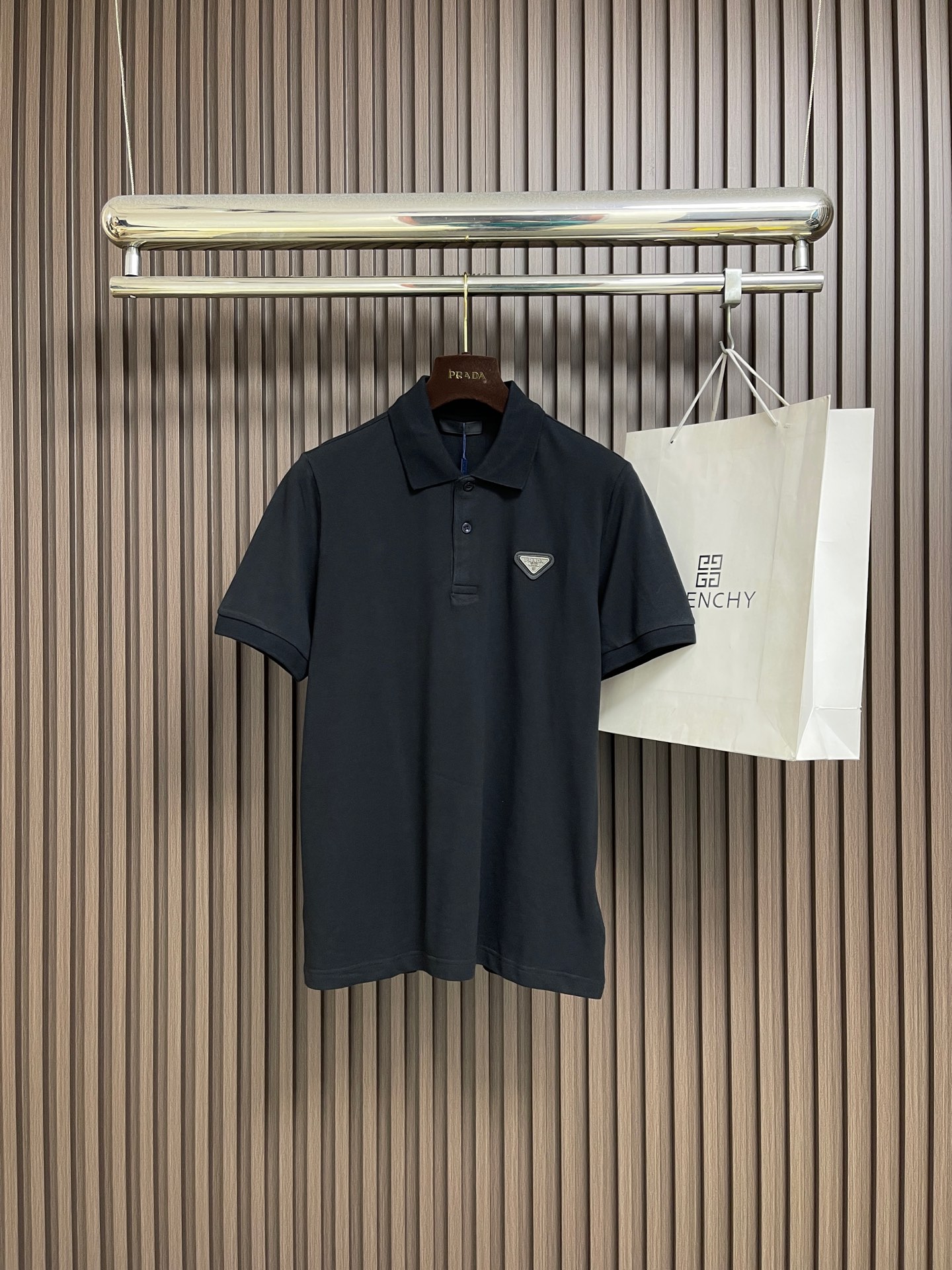 NO:743959,Support after-sales service after the new year. Prada short-sleeved lapel T-shirt polo shirt, made of original color organic cotton, soft texture, light fabric, fine and clear texture, loose and comfortable version, and the upper body effect is very handsome!  The triangular logo hardware design is flawless and compact, reflecting the brand elements. It is low-key and restrained, full of luster, and has a decorative effect and is recognizable. The blunt collar design is particularly youthful and energetic, and full of softness. Sizes S-XL  XL size, bust 116cm, shoulder width 47cm, length 72cm, prada, T-shirt, tees, t-shirt,19860909支持年后售后 Prada 短袖翻领T恤polo衫,采用原色有机棉,质地柔软,面料轻薄,纹理细腻清晰,版型宽松舒适,上身效果非常帅气！三角标五金设计,精致无暇又小巧,体现品牌元素,低调内敛光泽感十足,又起到装饰效果具有辨识度,钝性领子设计特显年轻活力,柔和感十足.尺码S-XL S码胸围104cm肩宽44cm衣长69cm M码胸围108cm 肩宽45cm 衣长70cm L码胸围112cm 肩宽46cm 衣长71cm XL码胸围116cm肩宽47cm 衣长72cm,,prada,T-shirt,tees，t-shirt,,Men's clothing