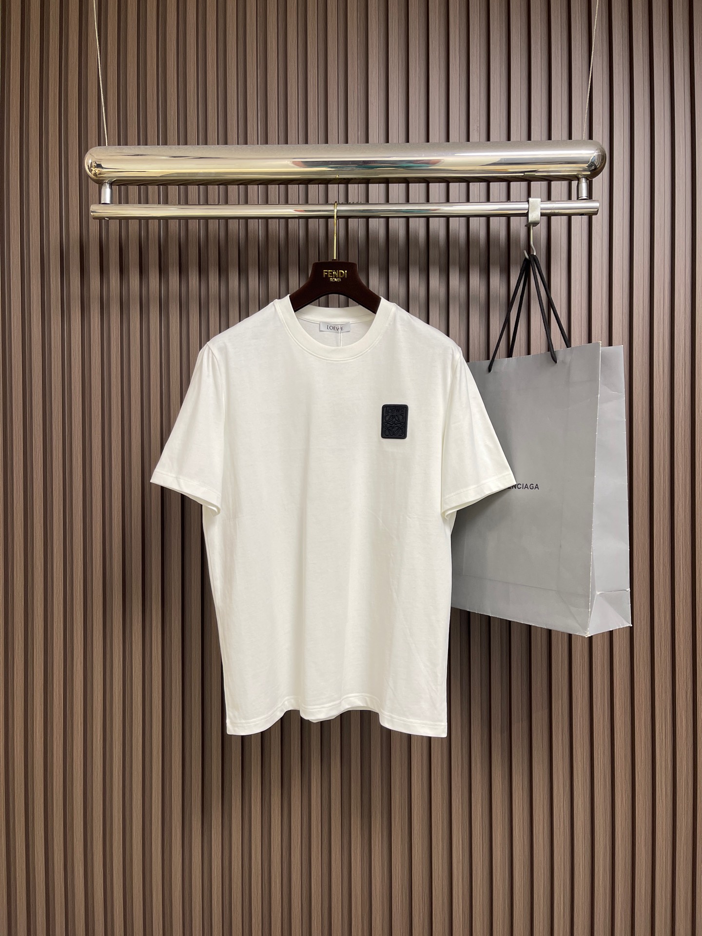 NO:730573,Support after-sales service after the year. LOEWE 2026SS new round-neck short-sleeved T-shirt with small logo on the chest. High-quality fabric is skin-friendly and comfortable. It is made of 260 grams of high-quality pure cotton fabric. It has been washed by garments and has a soft and delicate touch. The loose version is casual and slim, and it is highly tolerant to various body types. Sizes S-XL S size bust 102cm, shoulder width 44cm, length 69cm  M size chest 106cm, shoulder width 45cm, L size chest 110cm, shoulder width 46cm, length 71cm19860909支持年后售后 LOEWE 2026SS新款胸前小标Logo仔章圆领短袖T恤,优质面料亲肤舒适、选用260克高品质纯棉面料,经过成衣水洗、触感柔软细腻,宽松版型随性显瘦,对各种身材都有着极高的包容性.尺码S-XL S码胸围102cm 肩宽44cm 衣长69cm M码胸围106cm肩宽45cm 衣长70cm L码胸围110cm 肩宽46cm 衣长71cm XL码胸围114cm肩宽47cm 衣长72cm,,loewe,T-shirt,tees，t-shirt,,Men's clothing