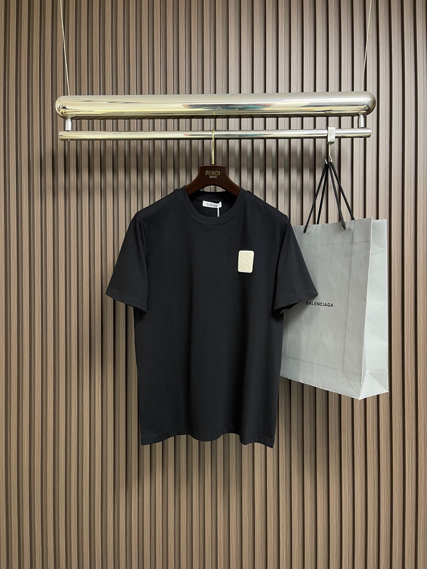 NO:743998,Support after-sales service after the year. LOEWE 2026SS new round-neck short-sleeved T-shirt with small logo on the chest. High-quality fabric is skin-friendly and comfortable. It is made of 260 grams of high-quality pure cotton fabric. It has been washed by garments and has a soft and delicate touch. The loose version is casual and slim, and it is highly tolerant to various body types. Sizes S-XL S size bust 102cm, shoulder width 44cm, length 69cm  M size chest 106cm, shoulder width 45cm, L size chest 110cm, shoulder width 46cm, length 71cm19860909支持年后售后 LOEWE 2026SS新款胸前小标Logo仔章圆领短袖T恤,优质面料亲肤舒适、选用260克高品质纯棉面料,经过成衣水洗、触感柔软细腻,宽松版型随性显瘦,对各种身材都有着极高的包容性.尺码S-XL S码胸围102cm 肩宽44cm 衣长69cm M码胸围106cm肩宽45cm 衣长70cm L码胸围110cm 肩宽46cm 衣长71cm XL码胸围114cm肩宽47cm 衣长72cm,,loewe,T-shirt,tees，t-shirt,,Men's clothing