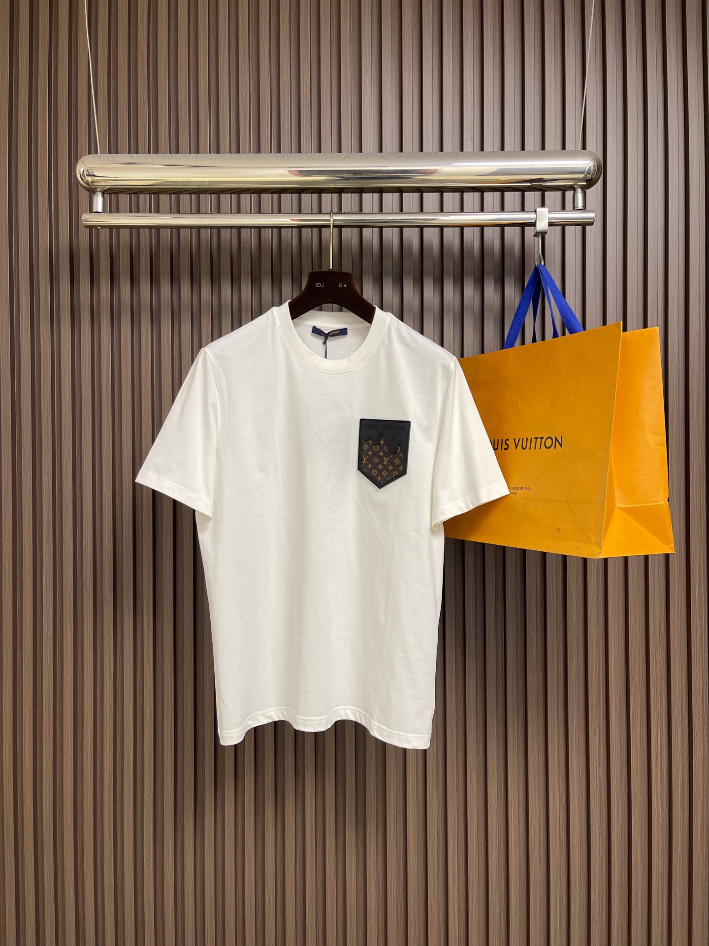 NO:730614,Support after-sales LV chest patch short-sleeved T-shirt, splicing technology, small details highlight high-end fashion personality, custom-woven and dyed pure cotton fabric, 32 pairs, soft and delicate, soft and skin-friendly. Detailed workmanship, moderate thickness. Same style for men and women, loose version, fashionable and age-reducing, youthful and versatile. Sizes S-XL S size bust 102cm shoulder width 44cm length 69cm M size bust 106cm shoulder width 45cm  Length 70cm, bust 110cm, shoulder width 46cm, Length 71cm, chest 114cm, shoulder width 47cm, Length 72cm,19860909支持年后售后 LV 胸前仔章短袖T恤,拼接工艺,小细节彰显高端时尚个性,定织定染纯棉面料,32支双,软糯细腻,柔软亲肤.做工细致,厚度适中.男女同款,宽松版型,时尚减龄,青春百搭.尺码S-XL S码胸围102cm 肩宽44cm 衣长69cm M码胸围106cm肩宽45cm 衣长70cm L码胸围110cm 肩宽46cm 衣长71cm XL码胸围114cm肩宽47cm 衣长72cm,,louis vuitton,T-shirt,tees，t-shirt,,Men's clothing