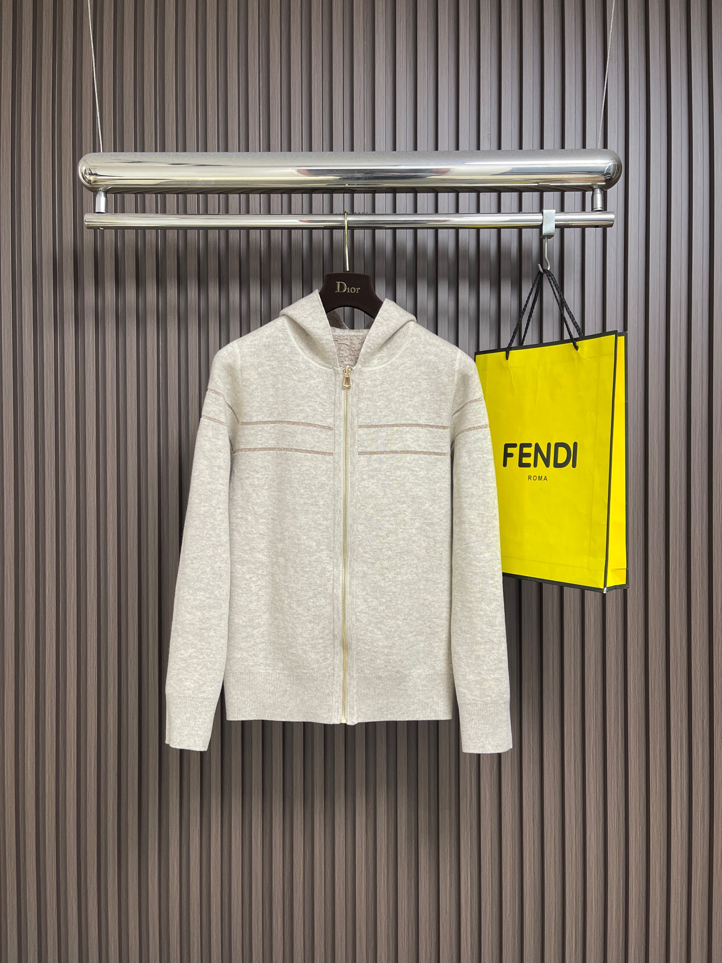 NO:730586,Support after-sales Dior 2026SS new double-sided hooded zipper knitted sweater cardigan, gold-toned metallic cashmere blend knitted fabric Oblique print, this double-sided cardigan is casual and elegant. Carefully crafted with metallic cashmere blended knitted fabric, regular silhouette with front zipper closure. Double-sided style, one side highlights the classic gold-toned Oblique print, the other side is a gold-toned solid color design, and the back is decorated with Cistian  Signature strip pattern. Hooded style, can be paired with matching trousers to create a sophisticated Oblique print look. Sizes S-M-L Small Bust 94 Shoulders 47 Length 64 Medium Bust 96 Shoulders 48 Length 66 Large Bust 98 Shoulders 49 Length 68,,dior,sweaters,hats,19860909支持年后售后 Dior 2026SS新款双面连帽拉链针织毛衣开衫,金色调金属光泽山羊绒混纺针织面料Oblique 印花,这款双面开衫休闲优雅.采用金属光泽山羊绒混纺针织面料精心制作,常规廓形搭配正面拉链开合.双面款式,一面突显经典的金色调 Oblique 印花,另一面为金色调纯色设计,后侧饰以 Cistian 标志条形图案.连帽款式,可与配套的长裤搭配,打造精致的Oblique 印花造型.尺码S-M-L S码 胸围94肩宽47衣长64 M码 胸围96肩宽48衣长66 L码 胸围98肩宽49衣长68,,dior,sweaters,hats,,Men's clothing