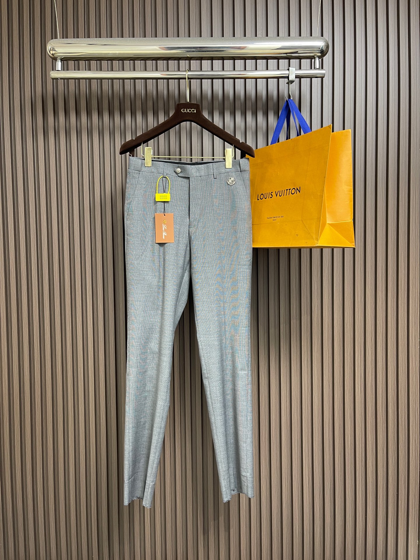 NO:735383,The whole set can be sold separately, single suit, trousers, LP Loropiana, 2026SS early spring new style blazer and trousers suit with metal LOGO logo on the chest cuffs. It is breathable, soft and warm, very straight and drapey. The whole piece is neatly routed. All hardware and accessories are supplied by customers. Top accessories with logo. At first glance, it is high-end fabrics. This kind of fabrics are all custom-woven. There is no such thing as good products from regular large factories. There is nothing picky about it.  Such a piece is always worn and very practical. The size of trousers is 29-38. The size of suit is 46-58. Suit size 46, length 73, shoulder width 43.5, bust 100, size 48, length 75, size 48, bust 104, size 50, length 77, size 50, shoulder width 46.5, bust 108, size 52, length 79, shoulder width 47.4, chest 112  Size 54, length 81, shoulder width 48.6, bust 116, size 56, length 81, shoulder width 49.8, bust 120, size 58, length 82, shoulder width 51, bust 124, trousers, size 29, length 101, waist 73, hips 91, size 30, length 103, waist 75, hips 93, size 31, length 103, waist 79, hips 97.  Size 32, length 105, waist 81, hips 99. Size 33, length 105, waist 83, hips 103. Size 34, length 105, waist 87, hips 105. Size 36, length 107, waist 91, hips 109. Size 38, length 109, waist 97, hips 115,,loro piana,loro piana,jackets &  coats, business suits,19860909整套 可拆卖 单西服 西裤 LP Loropiana 诺悠翩雅 2026SS早春新款胸前袖口金属LOGO标识西装外套西裤套装,透气柔软保暖性很强,笔挺垂感十足,整件车工走线整齐平整,所有五金附料都是客供带logo顶级配件一看就是高档的面料这种面料都是定织的 外面根本就没有 正规大厂途径出来的好货,无任何有挑剔的地方 这样的一件属于常备常穿的,实用性很强.西裤码数29-38 西服码数46-58 西服 46码衣长73 肩宽43.5胸围100 48码衣长75 肩宽45 胸围104 50码衣长77 肩宽46.5胸围108 52码衣长79 肩宽47.4胸围112 54码衣长81 肩宽48.6 胸围116 56码衣长81 肩宽49.8 胸围120 58码衣长82 肩宽51胸围124 西裤 29码 裤长101腰围73臀围91 30码 裤长103 腰围75臀围93 31码裤长103 腰围79臀围97 32码 裤长105 腰围81 臀围99 33码 裤长105 腰围83臀围103 34码 裤长105 腰围87臀围105 36码 裤长107 腰围91臀围109 38码 裤长109 腰围97臀围115,,loro piana,loro piana,jackets & coats,business suit,,Men's clothing