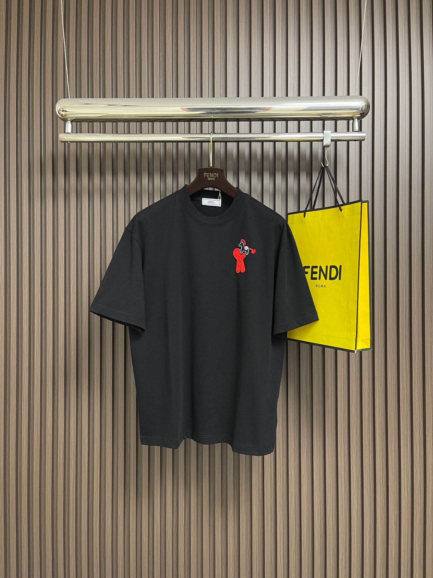 NO:743974,Support after-sales AMI 2026SS early spring new year of the horse limited love horse embroidery round neck T-shirt, custom-woven and dyed pure cotton 300g heavy-washed fabric, fine workmanship. The same style for men and women, loose shoulder design, fashionable and elegant. Sizes M-XXL  Shoulder width 53.5, length 75, XXL, bust 122, shoulder width 54.5, length 76, tees, t-shirt,19860909支持年后售后 AMI 2026SS早春新款马年限定爱心马刺绣圆领T恤,定织定染纯棉300克重洗水面料,做工精细.男女同款宽松落肩版型,时尚大气.尺码M-XXL  M码 胸围110 肩宽51.5 衣长71 L码 胸围114 肩宽52.5 衣长73  XL码 胸围118 肩宽53.5 衣长75 XXL码 胸围122 肩宽54.5 衣长76,,tees，t-shirt,,Men's clothing