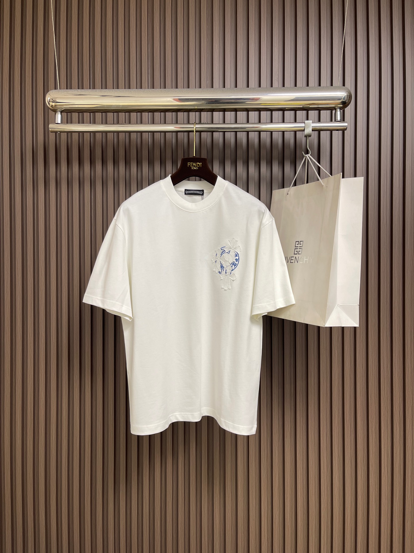 NO:730598,Support after-sales service Chrome Hearts CH 2026SS early spring new chest patchwork cross flower short-sleeved T-shirt, patchwork cross flower design, customized high-woven pure cotton fabric, exquisite cross flower super craftsmanship, fashionable design. The upper body effect is great. Size M-XXL  Bust 118, shoulder width 53.5, length 75 XXL, bust 122, shoulder width 54.5, length 76, chrome hearts, chrome hearts, T-shirt, tees, t-shirt,19860909支持年后售后 Chrome Hearts CH 克罗心 2026SS早春新款胸前拼布十字花短袖T恤,拼布十字花设计,订制高织纯棉面料,精美十字花超强工艺,设计时尚潮流 上身效果超赞.尺码M-XXL  M码 胸围110 肩宽51.5 衣长71 L码 胸围114 肩宽52.5 衣长73  XL码 胸围118 肩宽53.5 衣长75 XXL码 胸围122 肩宽54.5 衣长76,,chrome hearts,chrome hearts,T-shirt,tees，t-shirt,,Men's clothing