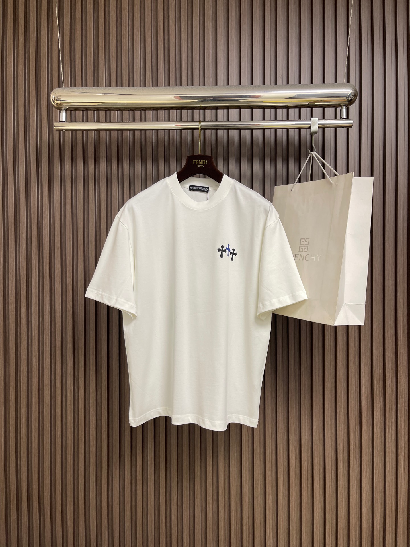 NO:730592,Support after-sales service Chrome Hearts CH 2026SS early spring new thick plate printed short-sleeved T-shirt, offset printing design, custom-made high-woven pure cotton fabric, exquisite cross-flower super craftsmanship, fashionable and trendy design. The upper body effect is great. Sizes M-XXL  Shoulder width 53.5, length 75, XXL, bust 122, shoulder width 54.5, length 76, chrome hearts, chrome hearts, T-shirt, tees, t-shirt,19860909支持年后售后 Chrome Hearts CH 克罗心 2026SS早春新款厚板印花短袖T恤,胶印设计,订制高织纯棉面料,精美十字花超强工艺,设计时尚潮流 上身效果超赞.尺码M-XXL  M码 胸围110 肩宽51.5 衣长71 L码 胸围114 肩宽52.5 衣长73  XL码 胸围118 肩宽53.5 衣长75 XXL码 胸围122 肩宽54.5 衣长76,,chrome hearts,chrome hearts,T-shirt,tees，t-shirt,,Men's clothing