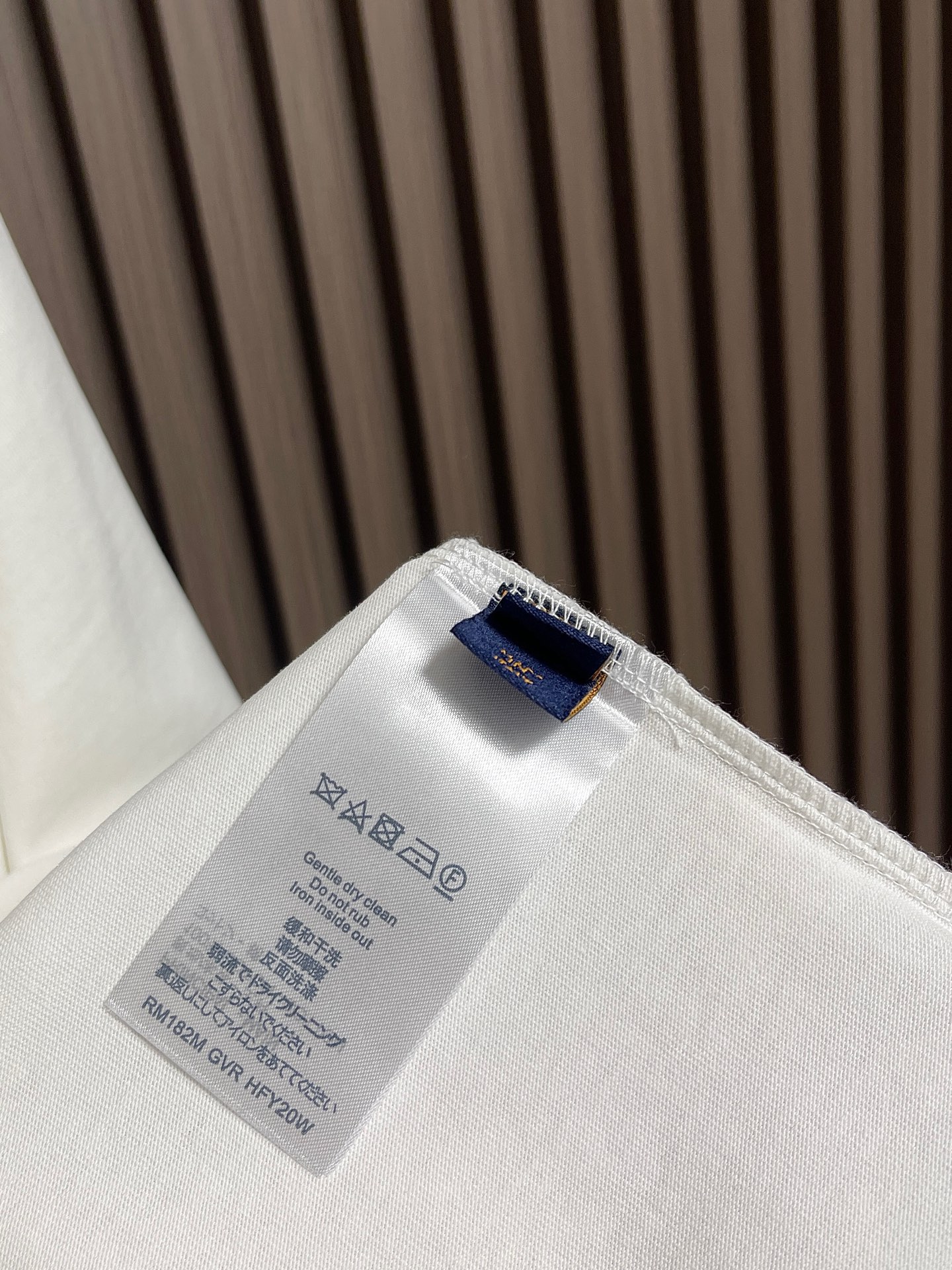 🛒🛒LV 2026ss早春新款短袖T恤，这款 280g 经典T恤采用永恒的净色，易于搭配。它采用有机棉制