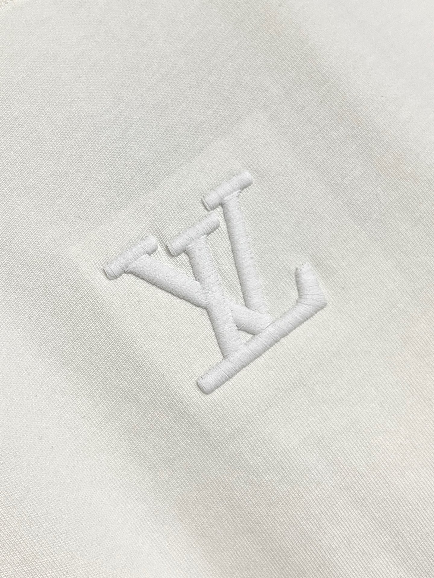 🛒🛒LV 2026ss早春新款短袖T恤，这款 280g 经典T恤采用永恒的净色，易于搭配。它采用有机棉制