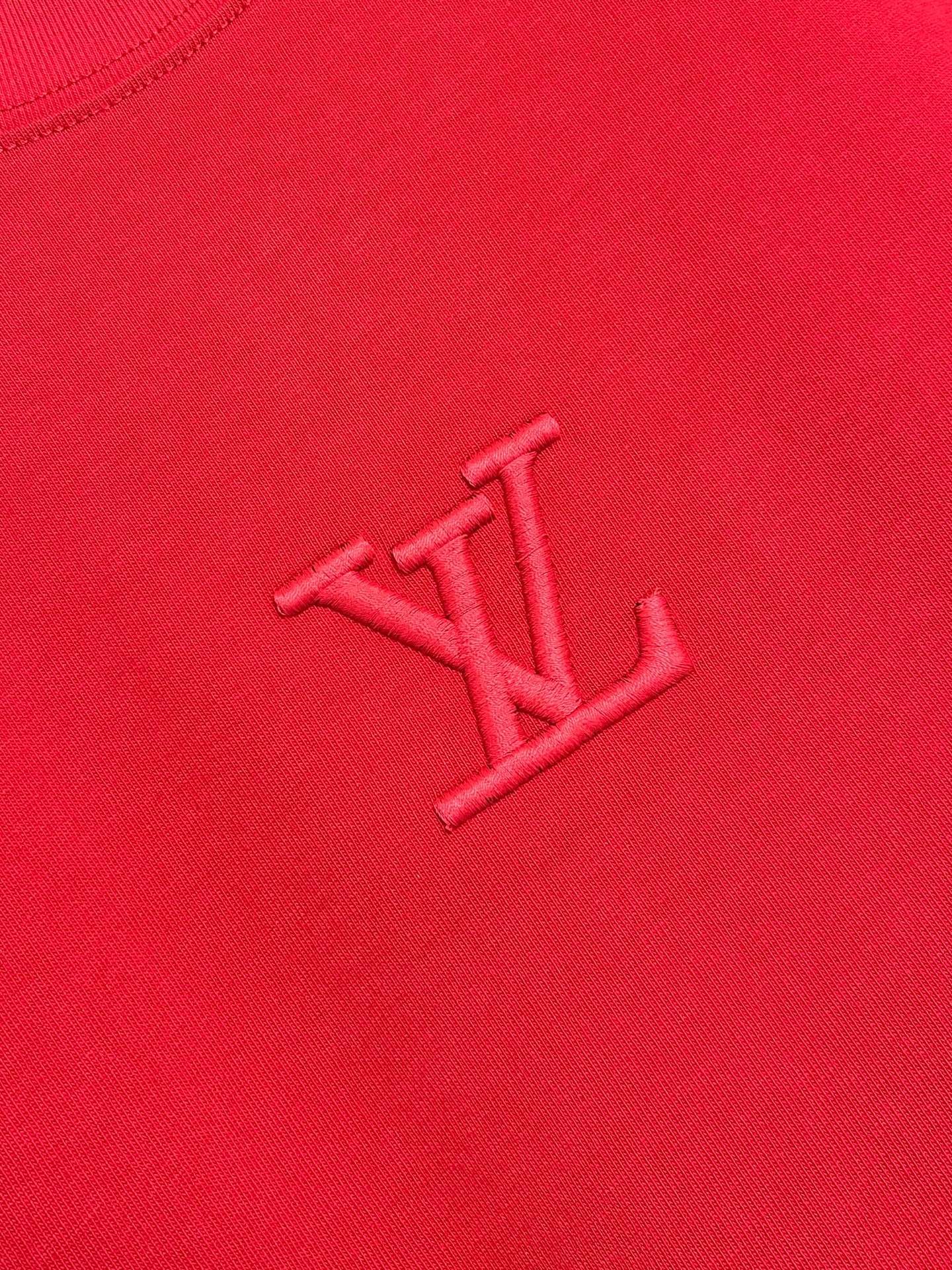 🛒🛒LV 2026ss早春新款短袖T恤，这款 280g 经典T恤采用永恒的净色，易于搭配。它采用有机棉制