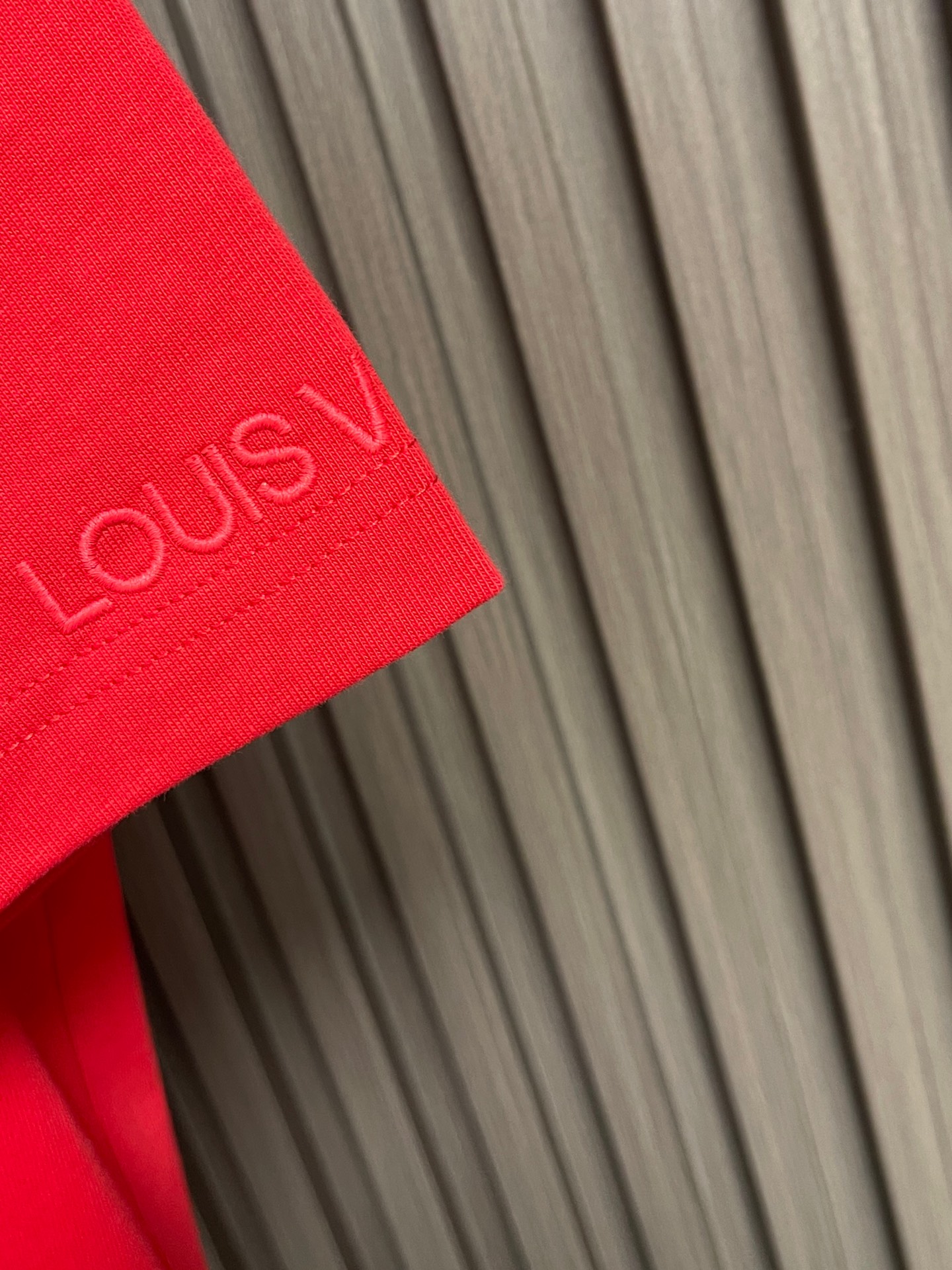 🛒🛒LV 2026ss早春新款短袖T恤，这款 280g 经典T恤采用永恒的净色，易于搭配。它采用有机棉制