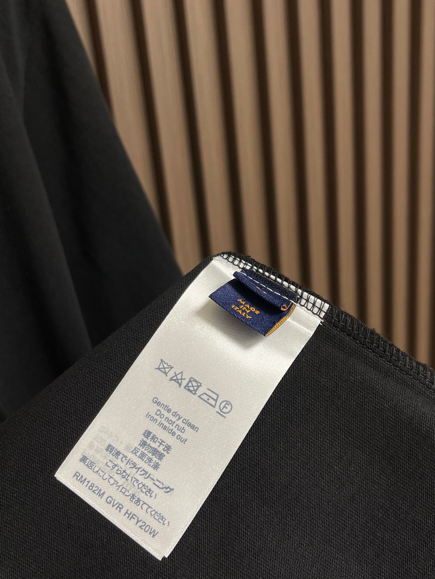 🛒🛒LV 2026ss早春新款短袖T恤，这款 280g 经典T恤采用永恒的净色，易于搭配。它采用有机棉制