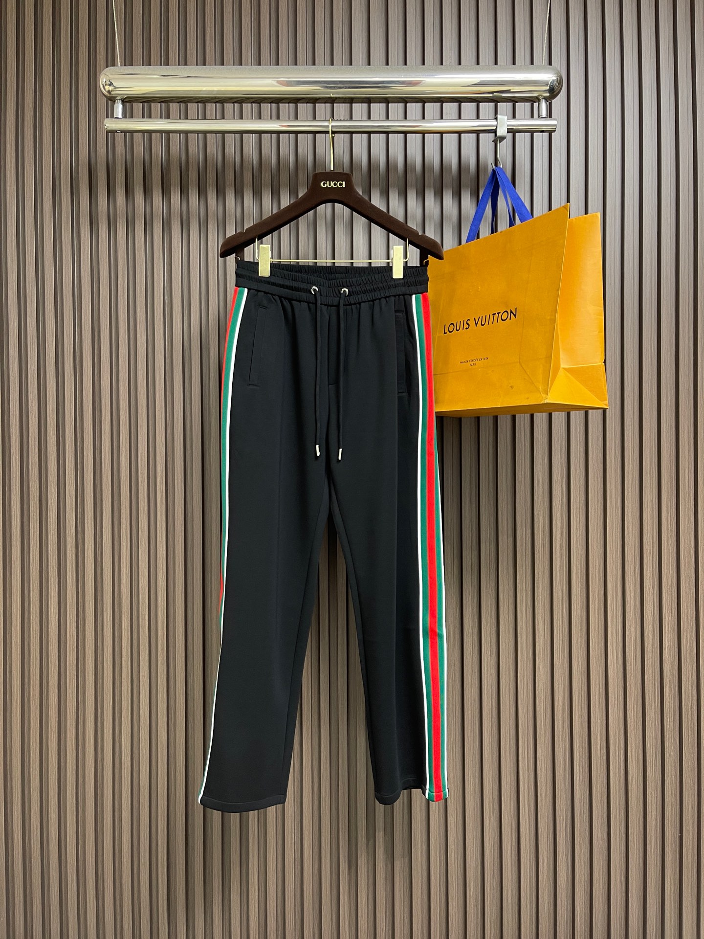 NO:744024,Gucci men's new casual sweatpants with contrasting webbing on the sides. Contrasting color design on both sides, very contemporary. Three-dimensional slim fit, perfect for casual outings and at home. Elastic waist, moderate elasticity, adjustable. Sizes M-4XL,,gucci,19860909Gucci 男士新款侧边撞色织带休闲卫裤.两侧拼接撞色设计,很有时代气息 立体修身裁剪版型,休闲外出,居家都是最佳的搭配 松紧腰 弹力适中 可以调节.尺码M-4XL,,gucci,,Men's clothing