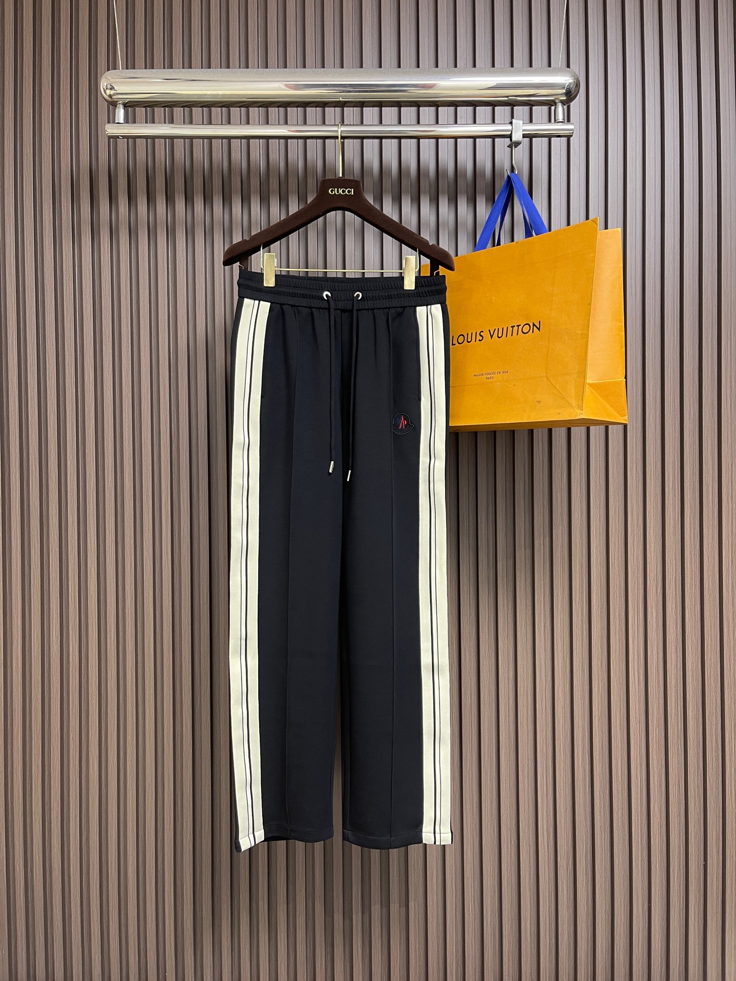 NO:744019,Moncler 2026ss early spring new men's new casual sweatpants with contrasting webbing on the sides. The contrasting color design on both sides is very contemporary. The three-dimensional slim tailoring is the best match for casual outings and at home. The elastic waist is moderately elastic and can be adjusted. Sizes M-4XL,,19860909Moncler 2026ss早春新款男士新款侧边撞色织带休闲卫裤.两侧拼接撞色设计,很有时代气息 立体修身裁剪版型,休闲外出,居家都是最佳的搭配松紧腰 弹力适中 可以调节.尺码M-4XL,,,Men's clothing