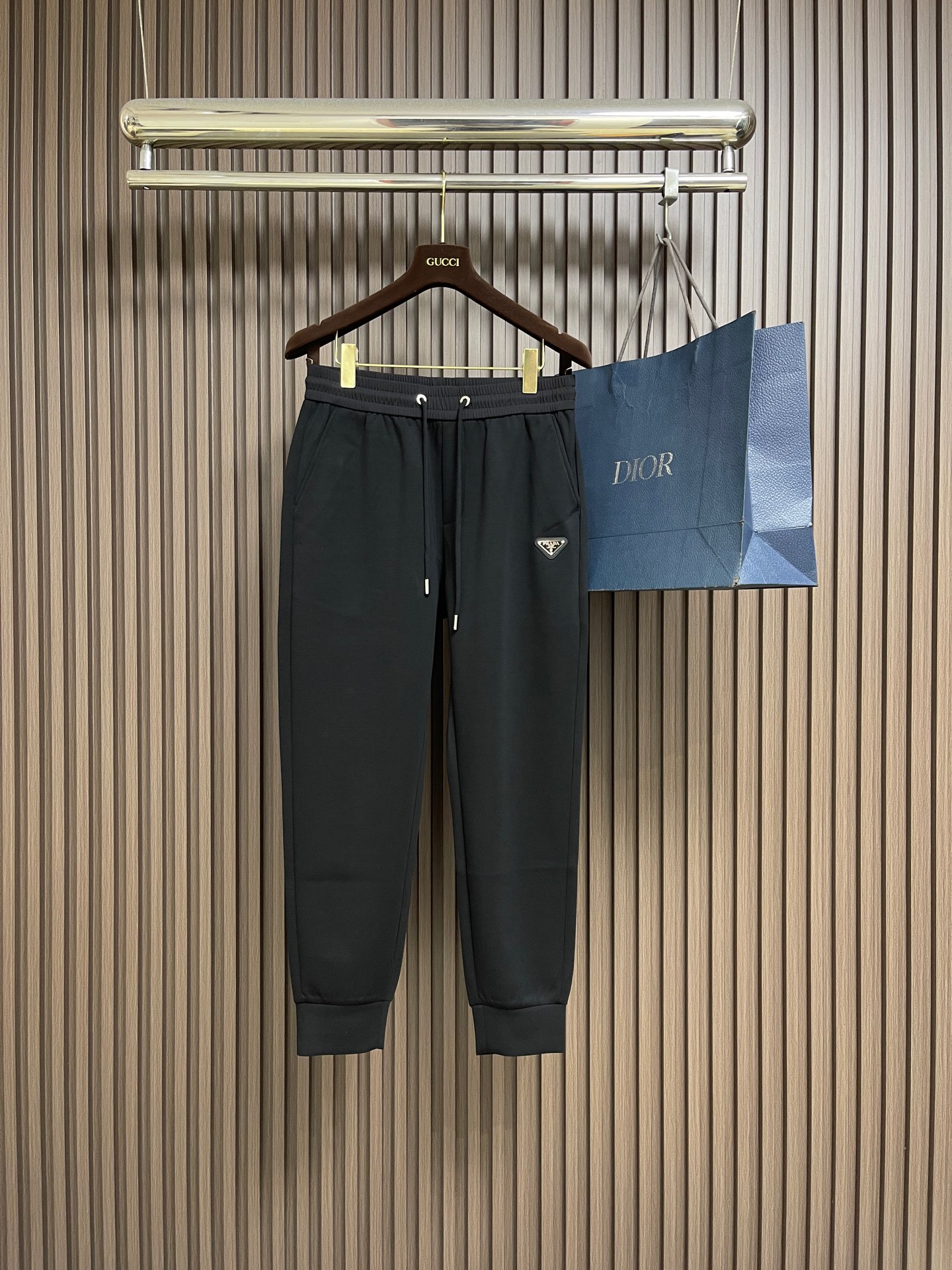 NO:743954,Support after-sales service after the year. Prada 2026SS early spring new leggings sweatpants, the fabric is invincible, the shape and design are impeccable, versatile sweatpants, simple and casual, beautiful for outdoor sports, the hardware and accessories are top-notch, the details are good, the texture is beautiful, very stylish and substantial. Sizes M-4XL, prada,19860909支持年后售后 Prada 2026SS早春新品束腿卫裤,面料无敌,型款设计都无可挑剔的百搭款卫裤,户外运动都美的简约休闲,五金辅料都是顶配细节好,质感美,十分有格调实实在在的份量.尺码M-4XL,,prada,,Men's clothing