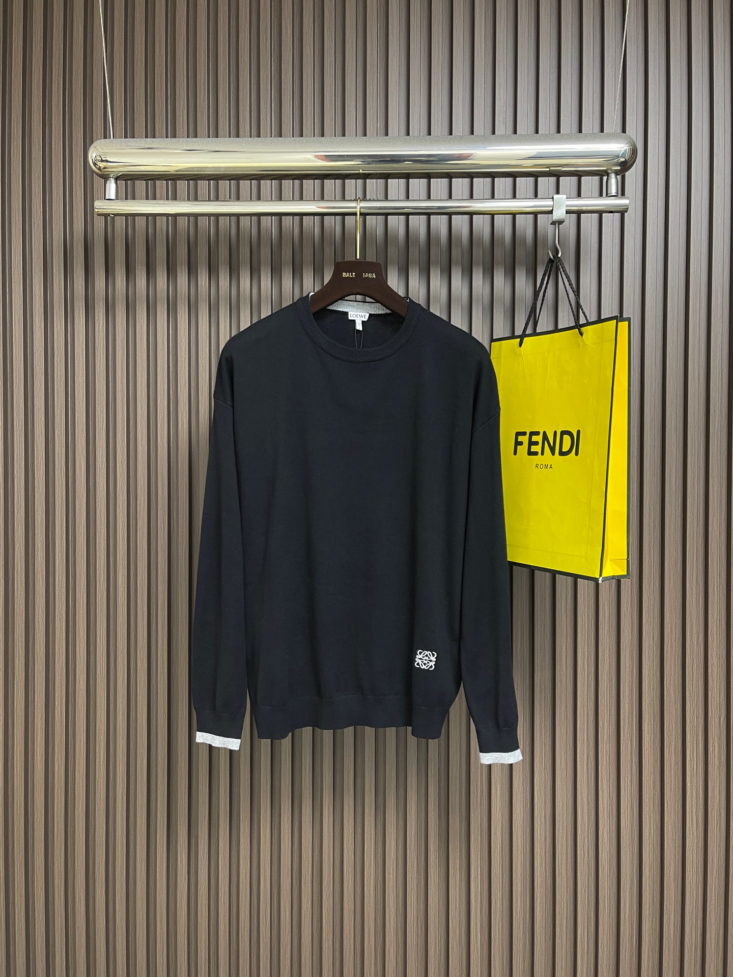 NO:730585,Support after-sales service Loewe  Embroidered splicing wool sweater. The embroidery uses 3D embroidery and is embellished with the brand logo. The total number of stitches is about 2200. Ready-made garments are washed to remove wool impurities, fix the shape, fix the color, and add hand feel. Lightweight fine wool sweater, inner collar  and cuffs are decorated with contrasting color rib details. * Regular fit, standard * Jersey stitching * Round neck * Ribbed collar, cuffs and hem * Contrast color Anagram embroidery on the front. The overall line routing is straight and delicate, the fabric is comfortable and soft, and the color is consistent without color difference  It can be matched with the same style to create a fashionable look, and can be used in various occasions. Customized accessories, complete with three standards, same style for men and women!  Size S-XL S size bust 110 shoulder width 45 dress length 66 M size bust 114 shoulder width 46 dress length 68 L size bust 118 shoulder width 47 dress length 70 XL size bust 122 shoulder width 48 dress length 72,,loewe,sweaters,19860909支持年后售后 Loewe 刺绣拼接羊毛针织衫毛衣,刺绣采用3D立体刺绣,以品牌标识logo做为点缀.整针数约为2200针.成衣洗水,去除羊毛杂质,固定版型,固色,添加手感.轻盈精细羊毛毛衣,内领和袖口饰有对比色罗纹细节.＊常规版型,标准度＊平纹针织缝线＊圆领＊罗纹衣领,袖口和下摆＊正面饰有对比色Anagram刺绣.整体走线平直细腻,面料舒适柔软,颜色一致无色差 能与同款搭配营造时尚造型,驾驭各种场合,定制辅料,三标齐全,男女同款！尺码S-XL S码胸围110肩宽45 衣长66 M码 胸围114肩宽46 衣长68 L码胸围118肩宽47 衣长70 XL码 胸围122肩宽48 衣长72,,loewe,sweaters,,Men's clothing