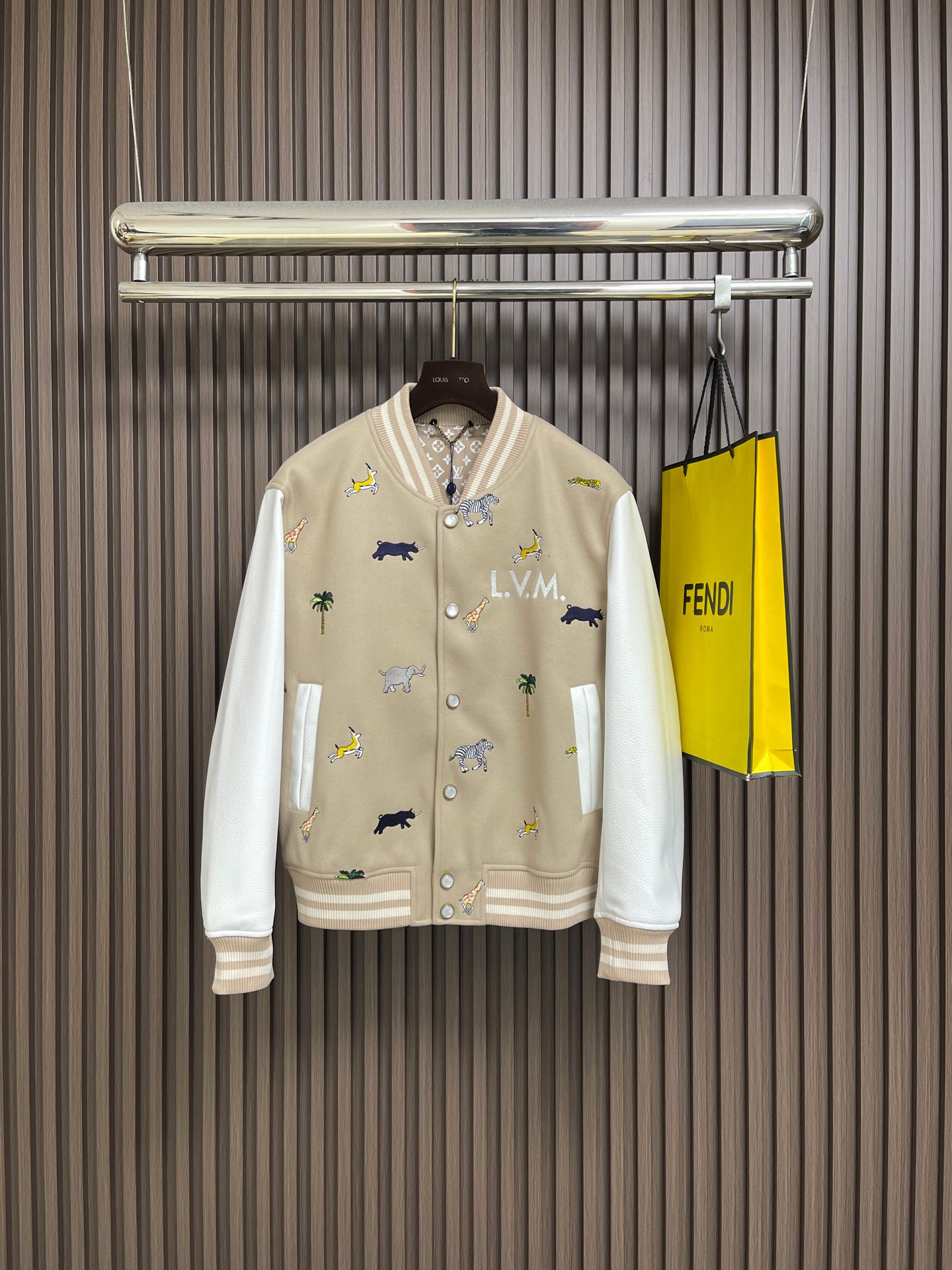 NO:730591,Support after-sales LV after the year  The animal embroidered leather baseball jersey jacket is made of the same heavy wool blended fabric as the original. It has a soft and plump texture with a delicate texture, which has excellent warmth retention performance and skin-friendly experience. The sleeves are spliced with flexible and crisp matte leather, which is wear-resistant and rich in structure. It contrasts sharply with the wool and creates a rich visual hierarchy. The body is covered with animal and plant themed embroidery, using multi-color silk threads through three-dimensional embroidery technology.  Carefully presented, the pattern is vivid and lifelike. The details are embellished with exquisite 'L.V.M.' letter embroidery, and the stitching is fine and neat, injecting a smart and artistic atmosphere into the whole. The classic baseball collar is paired with ribbed trim, which is moderately elastic and not easy to deform, fits the neck line, and is neat and stylish. It is custom-woven and dyed, with no color difference from the original. The ingenious craftsmanship is perfectly restored, three labels are complete, and customized accessories. Sizes S-XL, Louis  vuitton,jackets & coats,jackets & coats,19860909支持年后售后 LV 动物刺绣拼皮棒球服夹克外套,面料采用原版一致重磅羊毛混纺面料打造衣身主体,质感柔软丰盈,肌理细腻,兼具出色保暖性能与亲肤体验.衣袖拼接柔韧挺括的哑光皮质,耐磨且富有结构感,与毛料形成鲜明对比,营造丰富的视觉层次.衣身满幅覆盖动物与植物主题刺绣,运用多色丝线通过立体绣工艺精心呈现,图案生动逼真,栩栩如生.细节处点缀精致'L.V.M.'字母刺绣,针脚细密整齐,为整体注入灵动艺术气息.经典棒球领搭配罗纹饰边,弹性适中不易变形,贴合颈部线条,利落有型.定织定染,与原版无任何色差.匠心工艺完美还原,三标齐全,定制辅料.尺码S-XL,,louis vuitton,jackets & coats,jackets & coats,,Men's clothing