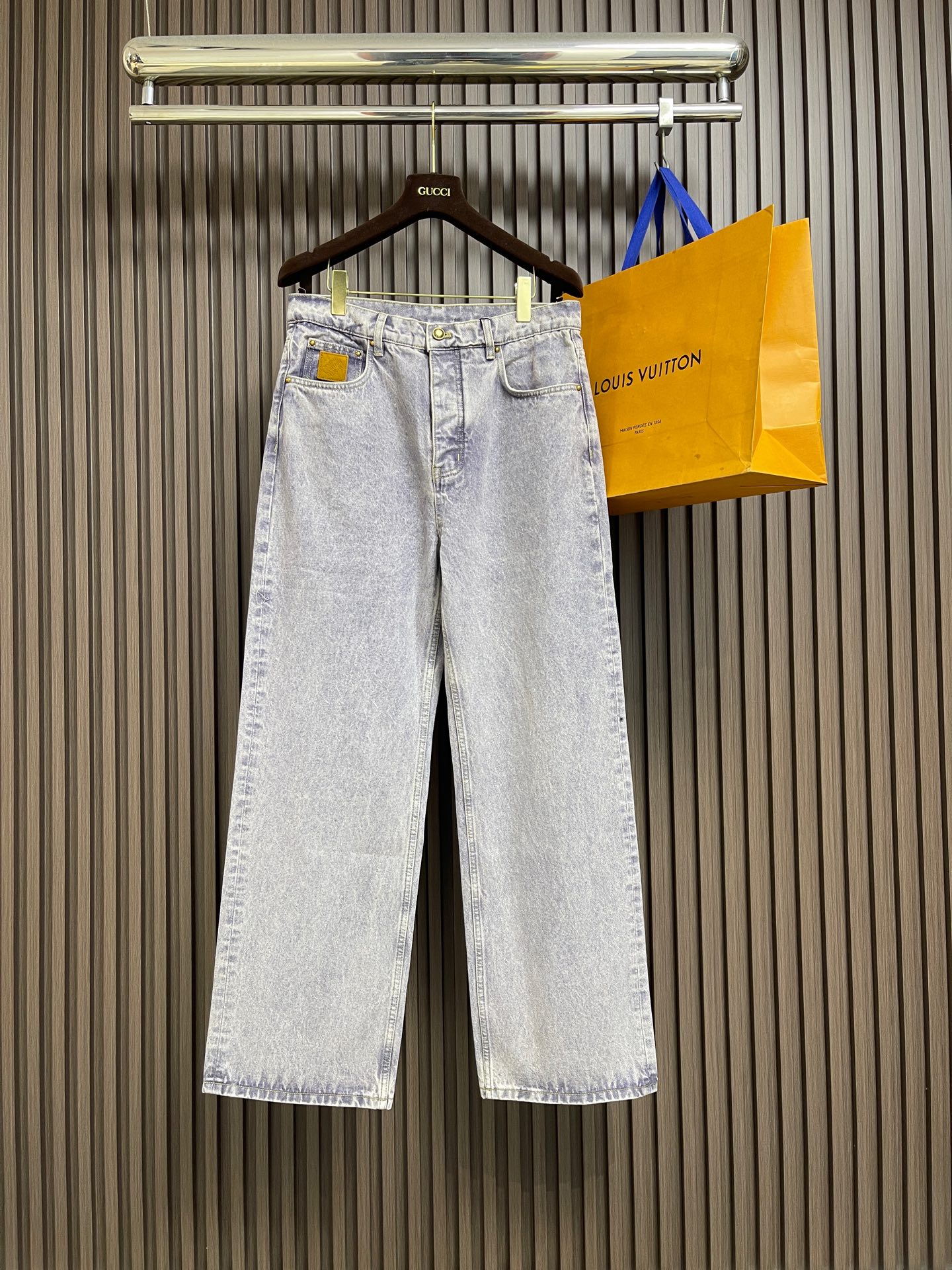 NO:730602,Support after-sales service in the year. LV patch patchwork leather letter jeans, letters embroidered with gold gold thread denim. The iconic pattern of the brand's presbyopic logo. Strong street American style, very chic. The whole piece is still the same loose version as always, which hides the flesh. The conventional denim design gives people a capable and generous feeling. Customized logo buttons and leather labels. Comes with a full set of accessories. It is cool, stylish and fairy-like. It is also an absolute C-level product, super recommended!  Very heavy-duty and exquisite details, special washing process, multiple washings can show the same perfect washing color effect as the original. The overall wiring is straight and delicate, the fabric is comfortable and soft, the color is consistent and no color difference. It can be matched with the same style to create a fashionable look, control various occasions, customized accessories, complete three standards, the same style for men and women!  Size 30-32-34-36 Size 30 Waist 80 Hips 106 Pants length 109.5 Size 32 Waist 84 Hips 110 Pants length 111 Size 34 Waist 88 Hips 114 Pants length 112.5 Size 36 Waist 92 Hips 118 Pants length 114,,louis vuitton,jeans,19860909支持年后售后 LV贴布拼皮字母牛仔裤,字母金色金线刺绣牛仔 品牌老花logo标志性图案 浓浓的街头美式风,非常chic,整件还是一如既往宽松的版型,比较藏肉,常规牛仔设计,给人看起来干练大方的感觉 定制logo纽扣 皮标 配套全套辅料,酷帅有型又仙气凛然也是绝对的C位之作超级超级推荐！非常重工细节很精湛,殊洗水工艺,多次洗水才能呈现原版一致的完美水洗色效果.整体走线平直细腻,面料舒适柔软,颜色一致无色差 能与同款搭配营造时尚造型,驾驭各种场合,定制辅料,三标齐全,男女同款！尺码30-32-34-36 30码腰围80 臀围106 裤长109.5 32码腰围84 臀围110裤长111 34码腰围88 臀围114裤长112.5 36码腰围92 臀围118裤长114,,louis vuitton,jeans,,Men's clothing