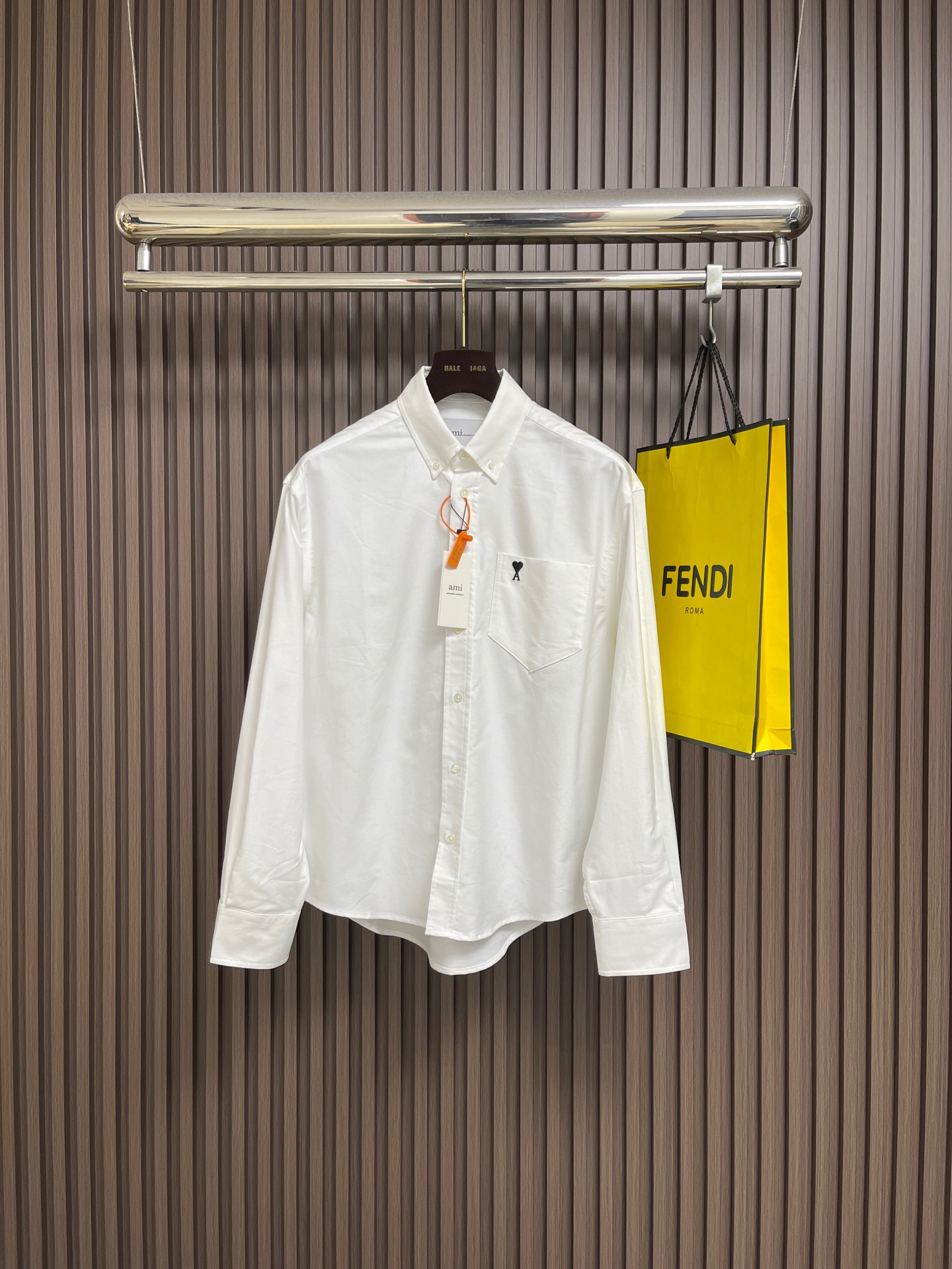 NO:735348,Ami Paris love embroidered pocket long-sleeved shirt. Custom-made flexible Oxford cotton. Tight and smooth. Comfortable and close to the skin. A touch of simple white. Pure and elegant. Black silk thread dances on the chest with love embroidery. Low-key and powerful. Use pockets as boundaries to hide the French romance. It is the ultimate simplification of color. It uses the ultimate restraint to interpret an effortless sense of luxury. It uses imported machine embroidery technology and uses advanced computer control systems and precision mechanical components.  Realize Ami's love embroidery work with high precision, smooth and delicate lines, the fabrics have been washed, and the hand feel is better. It is not easy to deform, not easy to shrink, not easy to fade, and maintains long-term beauty. Size 37-38-39-40 S-XL, shirts,19860909Ami Paris 爱心刺绣口袋长袖衬衫 定制臻品柔韧牛津棉布 紧致而爽滑 舒适贴肤 一抹简约白 纯净如初 优雅自现 黑色的丝线以爱心刺绣在胸前上翩翩起舞 低调且有力 以口袋为界 藏尽法式浪漫 是色彩的极致简化 以极致的克制 演绎不费力的高级感 采用进口机刺绣工艺 使用先进的计算机控制系统和精密的机械部件 实现Ami 爱心刺绣作业 精度高 线条流畅而细腻 面料都经过浇洗 手感质感更佳 不易变形 不易缩水 不易褪色 保持长久的美观.尺码37-38-39-40 S-XL,,shirts,,Men's clothing