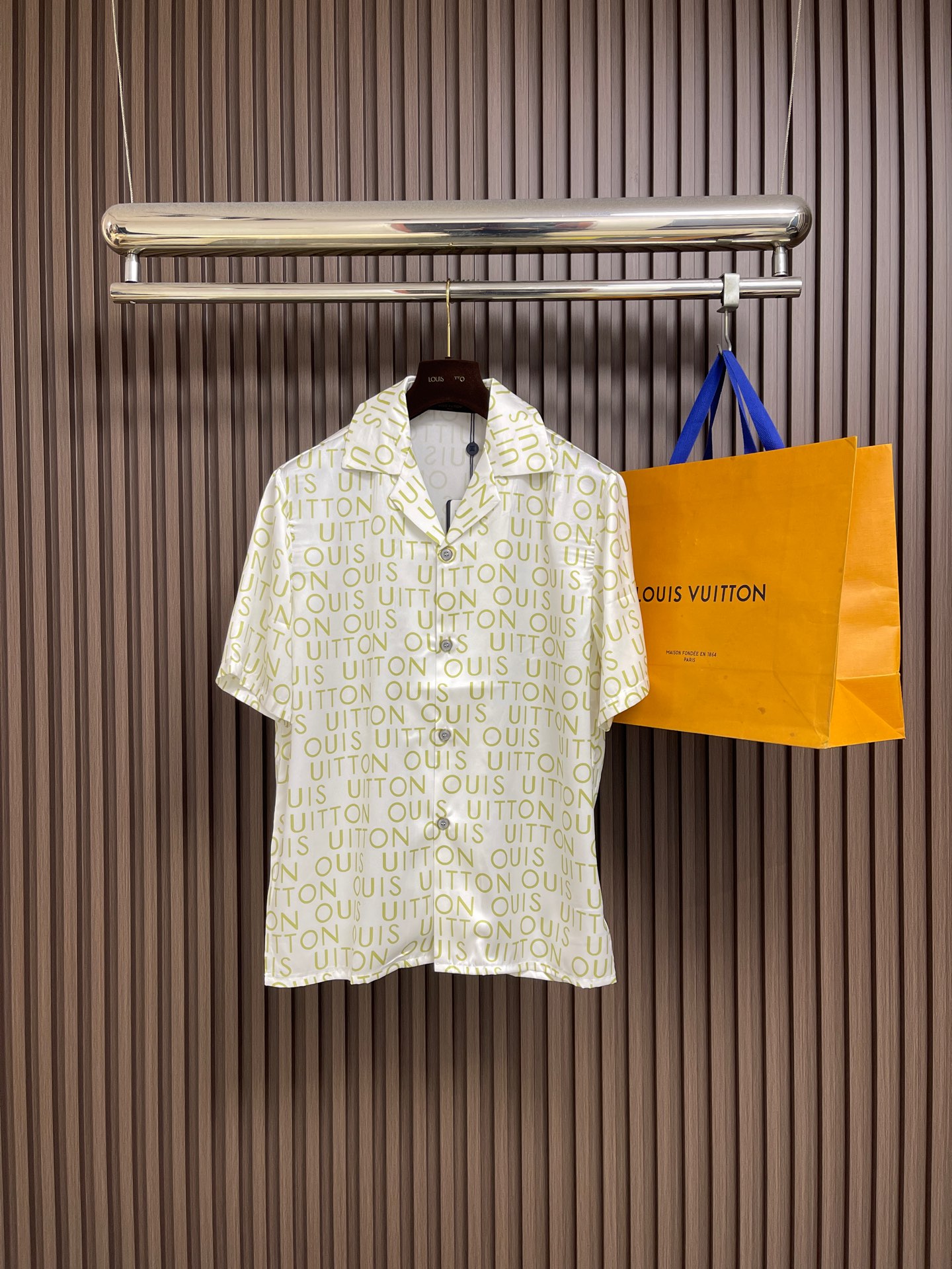 NO:743988,Tops and shorts support after-sales LV after the new year  Full-print letter short-sleeved shirt and shorts set, made of high-thread-count pure cotton poplin fabric. The fabric is smooth and breathable after being treated with pre-washed water. It has good drape and stiffness and is not easy to wrinkle and deform. The brand letter pattern printed all over the body is made by digital direct injection technology. The color reproduction is high and the pattern is delicate. After high-temperature fixation treatment, it is not easy to fade and smudge. The regular arrangement of letters highlights the brand recognition. The shirt is a Cuban collar version.  The neckline is smooth and natural, and the buttons at the placket are made of custom-made mother-of-pearl buttons with a warm and shiny texture. The overall cut is a loose silhouette, the shoulder joints are flat-stitched, the lines are straight and fine, the cuffs are short-sleeved cuffs, and the details are exquisite. The customized accessories and three labels are complete, making it easy to adapt to casual vacations and daily outings. The overall lines are straight and delicate, the fabric is comfortable and soft, and the colors are consistent and without color difference.  It can be matched with the same style to create a fashionable look, and can be used in various occasions. Customized accessories, complete with three standards, same style for men and women!  Size S-XL,,louis vuitton,shorts,shirts,T-shirt,19860909上衣 短裤  支持年后售后 LV 满印字母短袖衬衫短裤套装,甄选高支数纯棉府绸面料打造,面料经预洗水工艺处理后手感爽滑透气,兼具良好的垂坠感与挺括度,不易起皱变形.衣身满印品牌字母图案采用数码直喷工艺制作,色彩还原度高且图案细腻,经高温固色处理后不易褪色晕染,字母排列规整彰显品牌辨识度.衬衫为古巴领版型设计,领口线条流畅自然,门襟处纽扣选用定制珍珠母贝扣,质感温润有光泽.整体剪裁为宽松廓形,肩部拼接处采用平缝工艺,走线平直细密,袖口为短袖翻边设计,细节处理精致,定制辅料与三标齐全,轻松适配休闲度假与日常出街等穿搭场景.整体走线平直细腻,面料舒适柔软,颜色一致无色差 能与同款搭配营造时尚造型,驾驭各种场合,定制辅料,三标齐全,男女同款！尺码S-XL,,louis vuitton,shorts,shirts,T-shirt,,Men's clothing