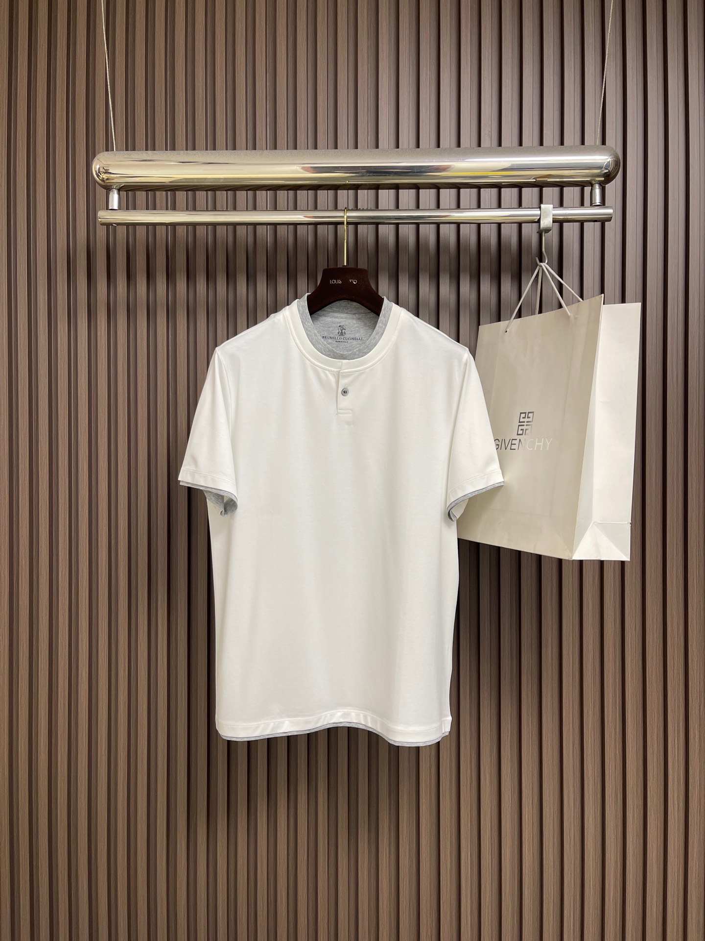 NO:730603,Support after-sales service after the year. Brunello Cucinelli BC fake two-piece round neck short-sleeved T-shirt. 2026SS early spring new short-sleeved. Men's daily outing with closed eyes and high-end custom fabric short-sleeved. The charm lies in creating a simple and luxurious fashion. You can match it casually to feel the unique temperament of British style.  The loose fit shows a casual style. Sizes M-XXL M, bust 108, shoulder width 47, length 71, size L, bust 112, shoulder width 48, length 7219860909支持年后售后 Brunello Cucinelli BC 假两件圆领短袖T恤 2026SS早春新款短袖 男士日常出门闭眼搭高级定制面料短袖 魅力在于创造了简约奢华感的时尚,随意搭配感受英式风格独特气质．宽松的版型展现出休闲随意的风格.尺码M-XXL  M码 胸围108肩宽47 衣长71 L码 胸围112肩宽48衣长72  XL码 胸围116肩宽49衣长73 XXL码 胸围120肩宽50衣长74,,brunello cucinelli,T-shirt,tees，t-shirt,,Men's clothing