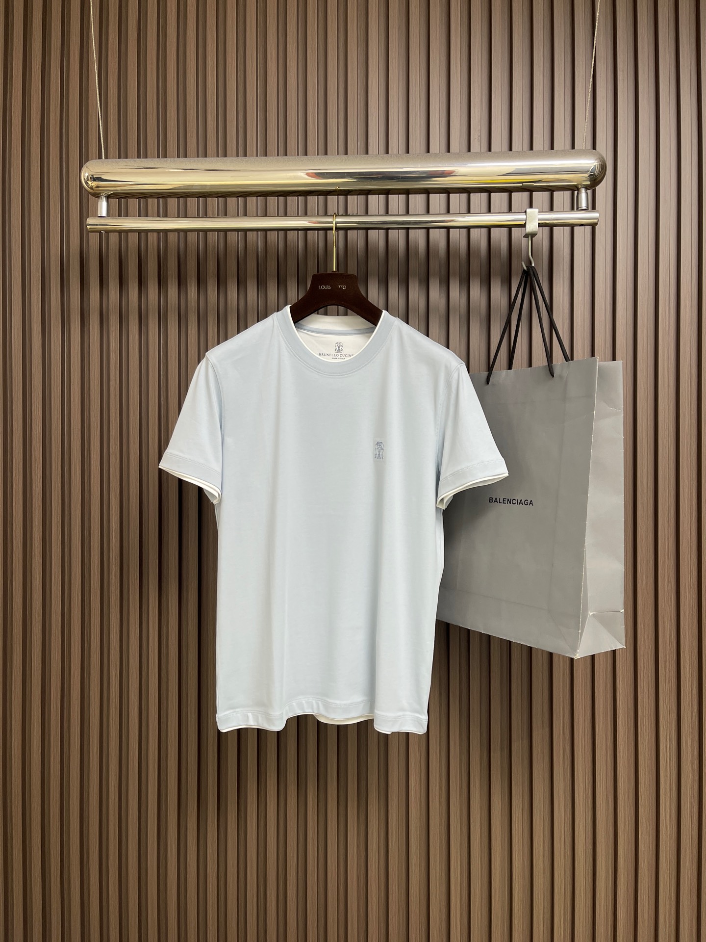 NO:744017,Support after-sales service after the new year Brunello Cucinelli BC fake two-piece round neck short-sleeved T-shirt with embroidery on the chest 2026SS early spring new short-sleeved men's daily outing with closed eyes and high-end custom fabric short-sleeved. The charm is to create a simple and luxurious fashion, casually match it to feel the unique British style temperament.  The loose fit shows a casual and casual style. Sizes M-XXL M size bust 104 shoulder width 46 length 70.5 L size bust 108 shoulder width 47 length 71.519860909支持年后售后 Brunello Cucinelli BC 胸前刺绣假两件圆领短袖T恤 2026SS早春新款短袖 男士日常出门闭眼搭高级定制面料短袖 魅力在于创造了简约奢华感的时尚,随意搭配感受英式风格独特气质．宽松的版型展现出休闲随意的风格.尺码M-XXL  M码 胸围104 肩宽46衣长70.5 L码 胸围108 肩宽47衣长71.5  XL码 胸围112肩宽48衣长72.5 XXL码 胸围116肩宽49衣长73.5,,brunello cucinelli,T-shirt,tees，t-shirt,,Men's clothing