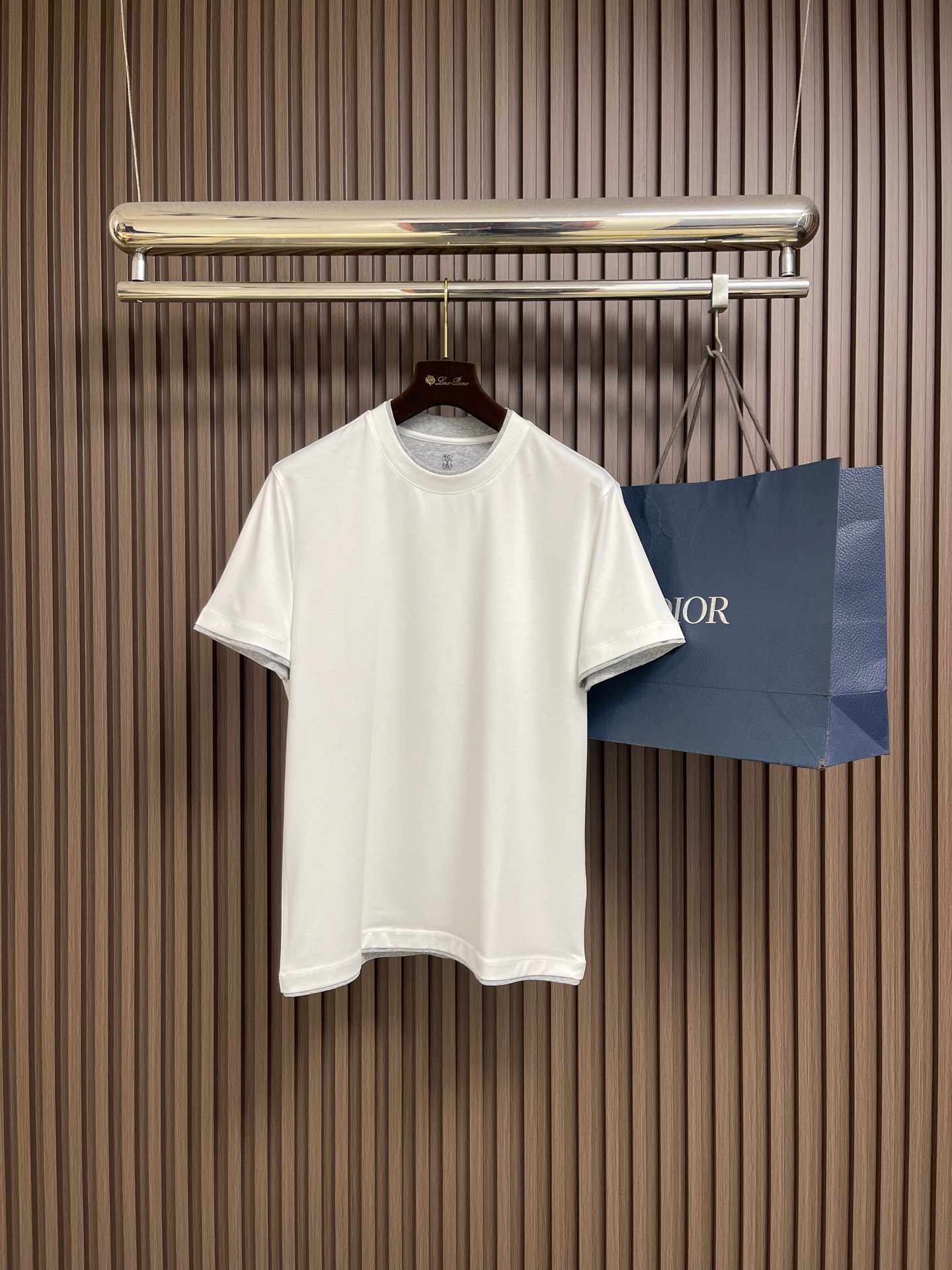 NO:730578,Support after-sales service after the year. Brunello Cucinelli BC fake two-piece round neck short-sleeved T-shirt. 2026SS early spring new short-sleeved. Men's daily outing with closed eyes and high-end custom fabric short-sleeved. The charm lies in creating a simple and luxurious fashion. You can match it casually to feel the unique temperament of British style.  The loose fit shows a casual and casual style. Sizes M-XXL M size bust 104 shoulder width 46 length 70.5 L size bust 108 shoulder width 47 length 71.519860909支持年后售后 Brunello Cucinelli BC 假两件圆领短袖T恤 2026SS早春新款短袖 男士日常出门闭眼搭高级定制面料短袖 魅力在于创造了简约奢华感的时尚,随意搭配感受英式风格独特气质．宽松的版型展现出休闲随意的风格.尺码M-XXL  M码 胸围104 肩宽46衣长70.5 L码 胸围108 肩宽47衣长71.5  XL码 胸围112肩宽48衣长72.5 XXL码 胸围116肩宽49衣长73.5,,brunello cucinelli,T-shirt,tees，t-shirt,,Men's clothing