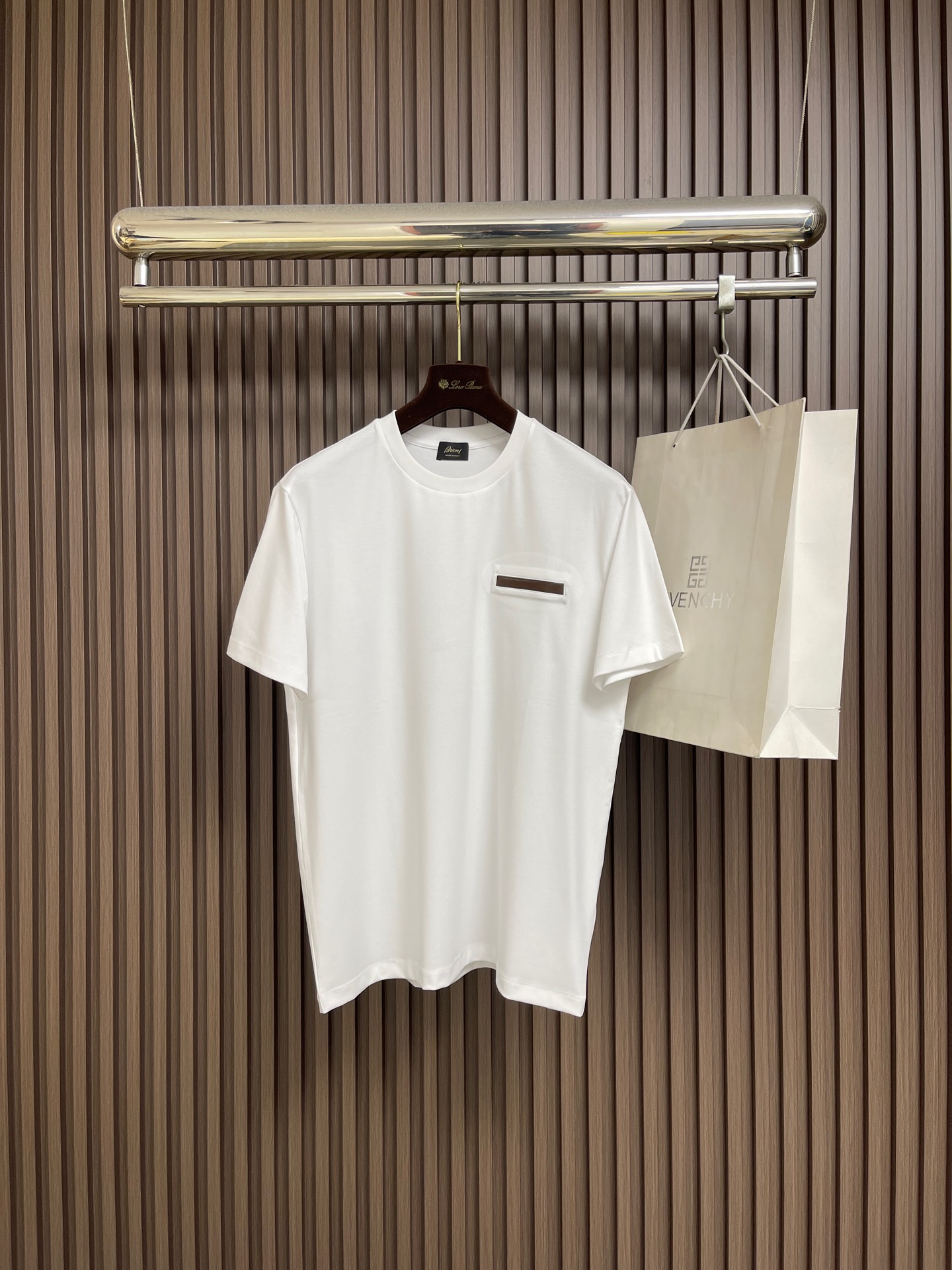 NO:743999,Brioni 2026SS new leather pocket round neck short-sleeved T-shirt is made of imported custom fabrics. The surface of the fabric has a very textured texture. The upper body is breathable, light and very comfortable. The details highlight the design features and exquisite craftsmanship. The overall details are wonderful!  The overall style is fashionable, simple and elegant. Sizes M-XXL M size bust 104 shoulder width 46 length 70.5 L size bust 108 shoulder width 47 length 71.519860909Brioni 2026SS新款拼皮口袋圆领短袖T恤,采用客供进口定制面料,面料表面非常有质感显而易见,上身透气轻薄十分舒适,细节处彰显设计特色与精湛工艺,整体细节美妙绝伦！整体款式时尚简洁大方.尺码M-XXL  M码 胸围104 肩宽46衣长70.5 L码 胸围108 肩宽47衣长71.5  XL码 胸围112肩宽48衣长72.5 XXL码 胸围116肩宽49衣长73.5,,T-shirt,tees，t-shirt,,Men's clothing