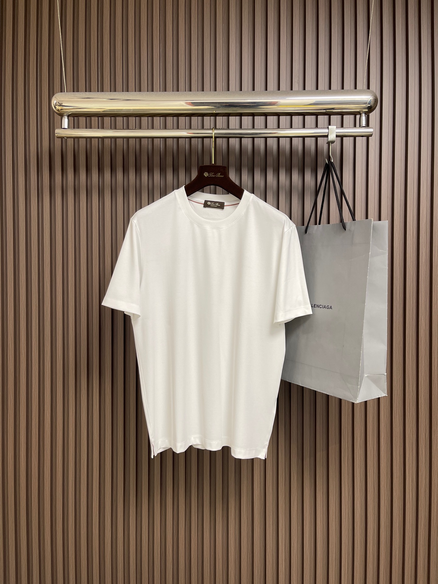 NO:730621,Support after-sales service after the year. LP Loro Piana 2026ss new solid color round neck short-sleeved T-shirt. Versatile style. Anyone can easily control it. The fabric is fully customized. High-end first-class polyester fabric. The fabric feels soft and the upper body is comfortable and soft. The simple style is very classy, simple and stylish. The tailoring is very exquisite, showing aura, and will highlight the sophistication of business men. Sizes M-XXL M size Bust 104  Shoulder width 46, length 70.5 L, bust 108, shoulder width 47, length 71.519860909支持年后售后 LP Loro Piana 2026ss新款纯色圆领短袖T恤, 百搭款式 任何人都可以轻松驾驭 面料全订制 高定一等品涤纶面料 面料手感柔软,上身舒适柔软 简约的款式非常显档次,简约个性时尚,版型剪裁非常精致,显气场,又会凸显商务男士的精致.尺码M-XXL  M码 胸围104 肩宽46衣长70.5 L码 胸围108 肩宽47衣长71.5  XL码 胸围112肩宽48衣长72.5 XXL码 胸围116肩宽49衣长73.5,,loro piana,loro piana,T-shirt,tees，t-shirt,,Men's clothing