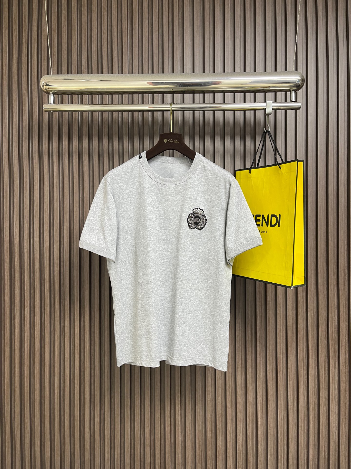 NO:735344,Dolce Gabbana DG 2026ss summer new basic mercerized cotton round neck short-sleeved T-shirt, casual round neck short-sleeved T-shirt with letter stamp!  The imported high-count and high-density 80-count double-strand mercerized cotton fabric has a soft and delicate texture and can be rolled over ordinary fabrics on the market. It has good moisture absorption and breathability, and is close to the skin for an extremely comfortable wearing experience!  The letter logo patch on the chest and the high-end hardware texture make the vision more three-dimensional and bring an undoubted luxury level. The basic and conventional solid color round neck cut is suitable for daily wear alone and as an inner layer. Size 44-46-48-50-52-54 M-4XL 44/M Length 69 Shoulder Width 44 Chest 102 46/L Length 70  Shoulder width 45.5 Bust 106 48/XL Clothing length 71 Shoulder width 47 Bust 110 50/2XL Clothing length 72 Shoulder width 48.5 Bust 114 52/3XL Clothing length 73 Shoulder width 50 Bust 118 54/4XL  Length 74, shoulder width 51.5, bust 122,, Dolce&Gabbana, T-shirt, tees, t-shirt,19860909Dolce Gabbana DG 2026ss夏季新款基础丝光棉圆领短袖T恤,字母仔章休闲圆领短袖t恤衫！客供进口高支高密80支双股丝光棉面料,软糯细腻的出色质感,可随意碾压市面普通面料,吸湿透气性佳,贴肤带来极致舒适的穿着体验！胸前字母徽标仔章,五金质感高级,令视觉上更具立体感,同时带来了毋庸置疑的奢华档次,基础常规的纯色圆领版型剪裁,日常单穿内搭皆宜.尺码44-46-48-50-52-54 M-4XL 44/M 衣长69 肩宽44 胸围102 46/L 衣长70 肩宽45.5胸围106 48/XL衣长71肩宽47 胸围110 50/2XL 衣长72肩宽48.5 胸围114 52/3XL 衣长73肩宽50 胸围118 54/4XL 衣长74肩宽51.5胸围122,,Dolce&Gabbana,T-shirt,tees，t-shirt,,Men's clothing