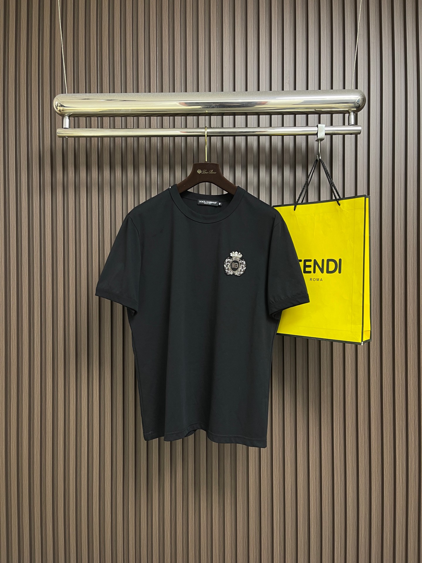 NO:735340,Dolce Gabbana DG 2026ss summer new basic mercerized cotton round neck short-sleeved T-shirt, casual round neck short-sleeved T-shirt with letter stamp!  The imported high-count and high-density 80-count double-strand mercerized cotton fabric has a soft and delicate texture and can be rolled over ordinary fabrics on the market. It has good moisture absorption and breathability, and is close to the skin for an extremely comfortable wearing experience!  The letter logo patch on the chest and the high-end hardware texture make the vision more three-dimensional and bring an undoubted luxury level. The basic and conventional solid color round neck cut is suitable for daily wear alone and as an inner layer. Size 44-46-48-50-52-54 M-4XL 44/M Length 69 Shoulder Width 44 Chest 102 46/L Length 70  Shoulder width 45.5 Bust 106 48/XL Clothing length 71 Shoulder width 47 Bust 110 50/2XL Clothing length 72 Shoulder width 48.5 Bust 114 52/3XL Clothing length 73 Shoulder width 50 Bust 118 54/4XL  Length 74, shoulder width 51.5, bust 122,, Dolce&Gabbana, T-shirt, tees, t-shirt,19860909Dolce Gabbana DG 2026ss夏季新款基础丝光棉圆领短袖T恤,字母仔章休闲圆领短袖t恤衫！客供进口高支高密80支双股丝光棉面料,软糯细腻的出色质感,可随意碾压市面普通面料,吸湿透气性佳,贴肤带来极致舒适的穿着体验！胸前字母徽标仔章,五金质感高级,令视觉上更具立体感,同时带来了毋庸置疑的奢华档次,基础常规的纯色圆领版型剪裁,日常单穿内搭皆宜.尺码44-46-48-50-52-54 M-4XL 44/M 衣长69 肩宽44 胸围102 46/L 衣长70 肩宽45.5胸围106 48/XL衣长71肩宽47 胸围110 50/2XL 衣长72肩宽48.5 胸围114 52/3XL 衣长73肩宽50 胸围118 54/4XL 衣长74肩宽51.5胸围122,,Dolce&Gabbana,T-shirt,tees，t-shirt,,Men's clothing