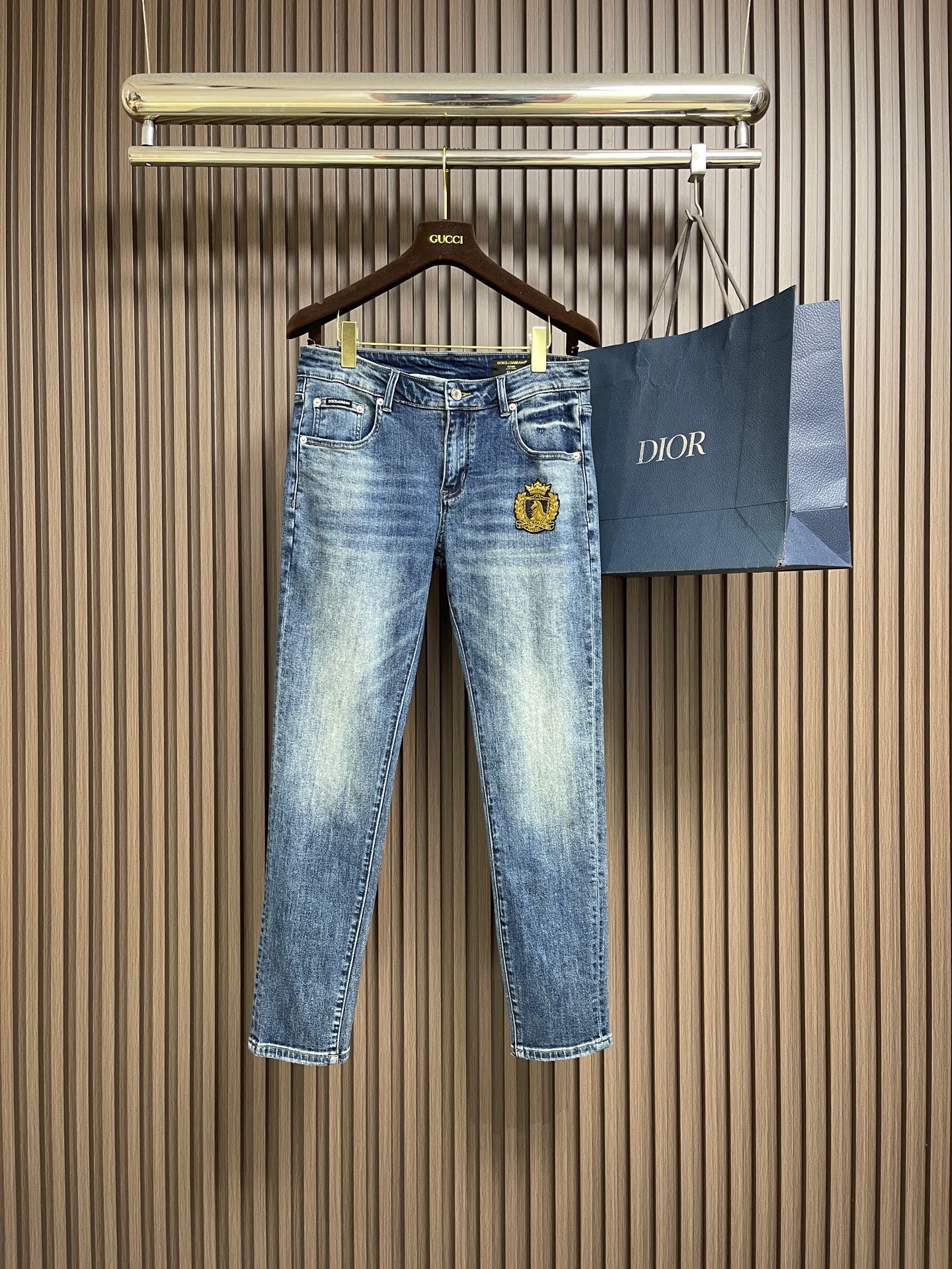 NO:744014,DG 2026SS new denim trousers with logo logo, suitable for daily life and leisure. The denim fabrics selected have all been washed, polished and distressed through multiple processes. The excellent fit makes the trousers have good upper body comfort, which is very important for jeans. The original hardware and accessories are provided by customers, with great sense of design, full details and workmanship. Sizes 29-36, no 35,,jeans,19860909DG 2026SS新款仔章标识牛仔长裤,生活休闲日常皆宜.选用的牛仔布料全部经过多道工序洗水、打磨、做旧处理 极好的版型使的裤装有很好的上身舒适度,牛仔裤这点非常非常重要.客供原版五金辅料,极具设计感, 十足的细节、做工之处处到位.尺码29-36 无35,,jeans,,Men's clothing